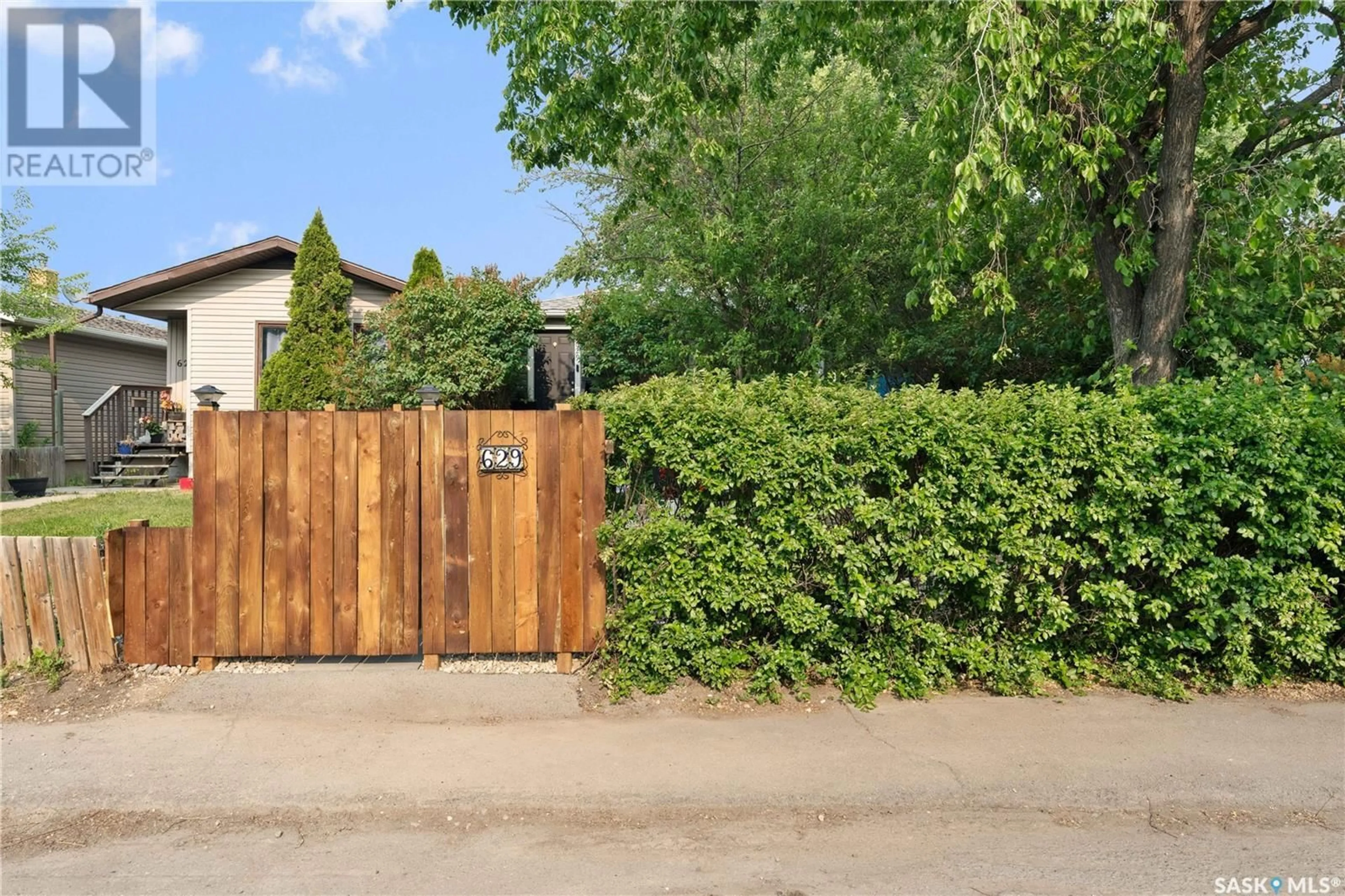A pic from outside/outdoor area/front of a property/back of a property/a pic from drone, street for 629 WASCANA STREET, Regina Saskatchewan S4T4H4