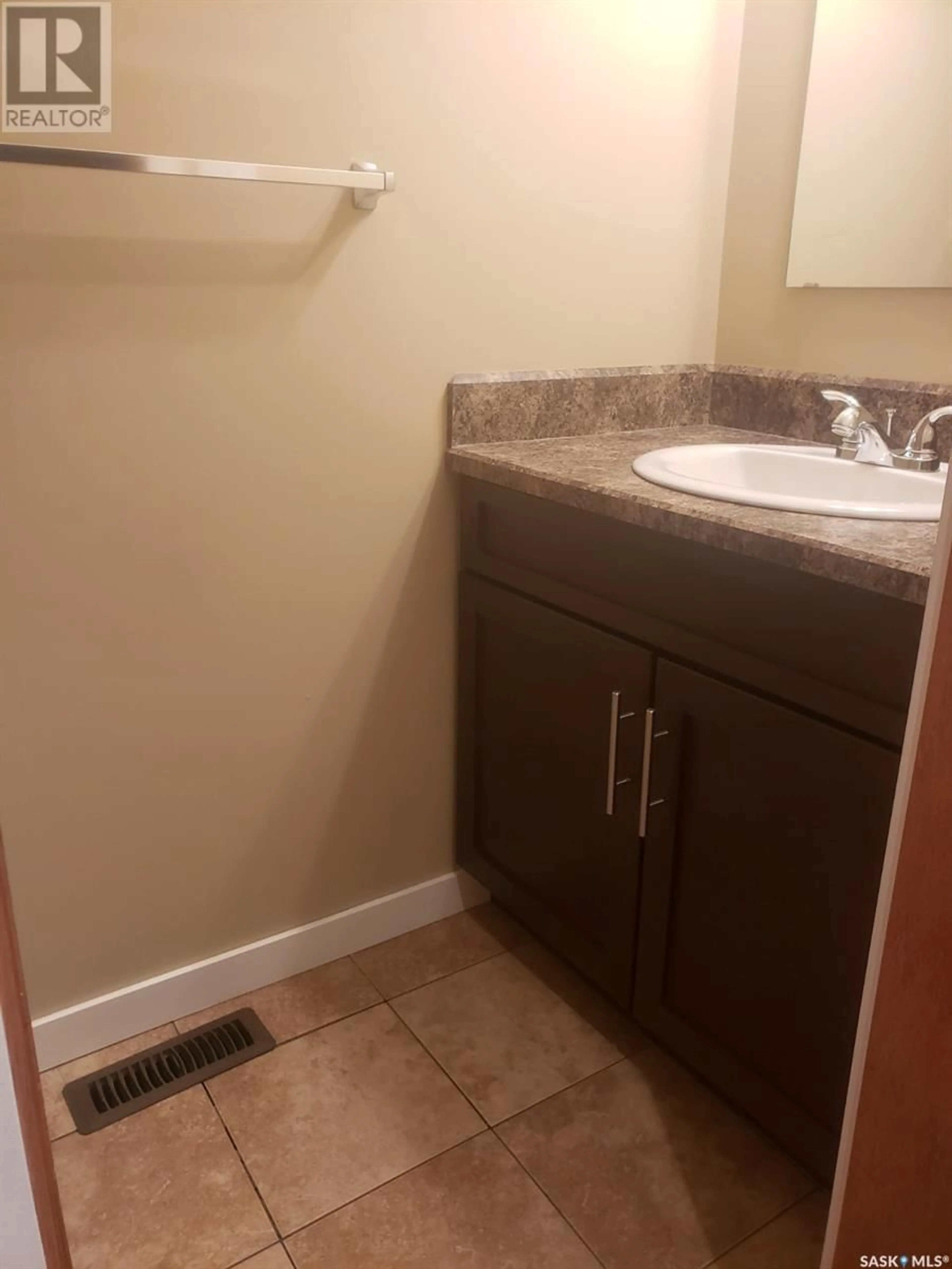Standard bathroom, unknown for 4 - 1237 THIRD STREET, Estevan Saskatchewan S4A0R8