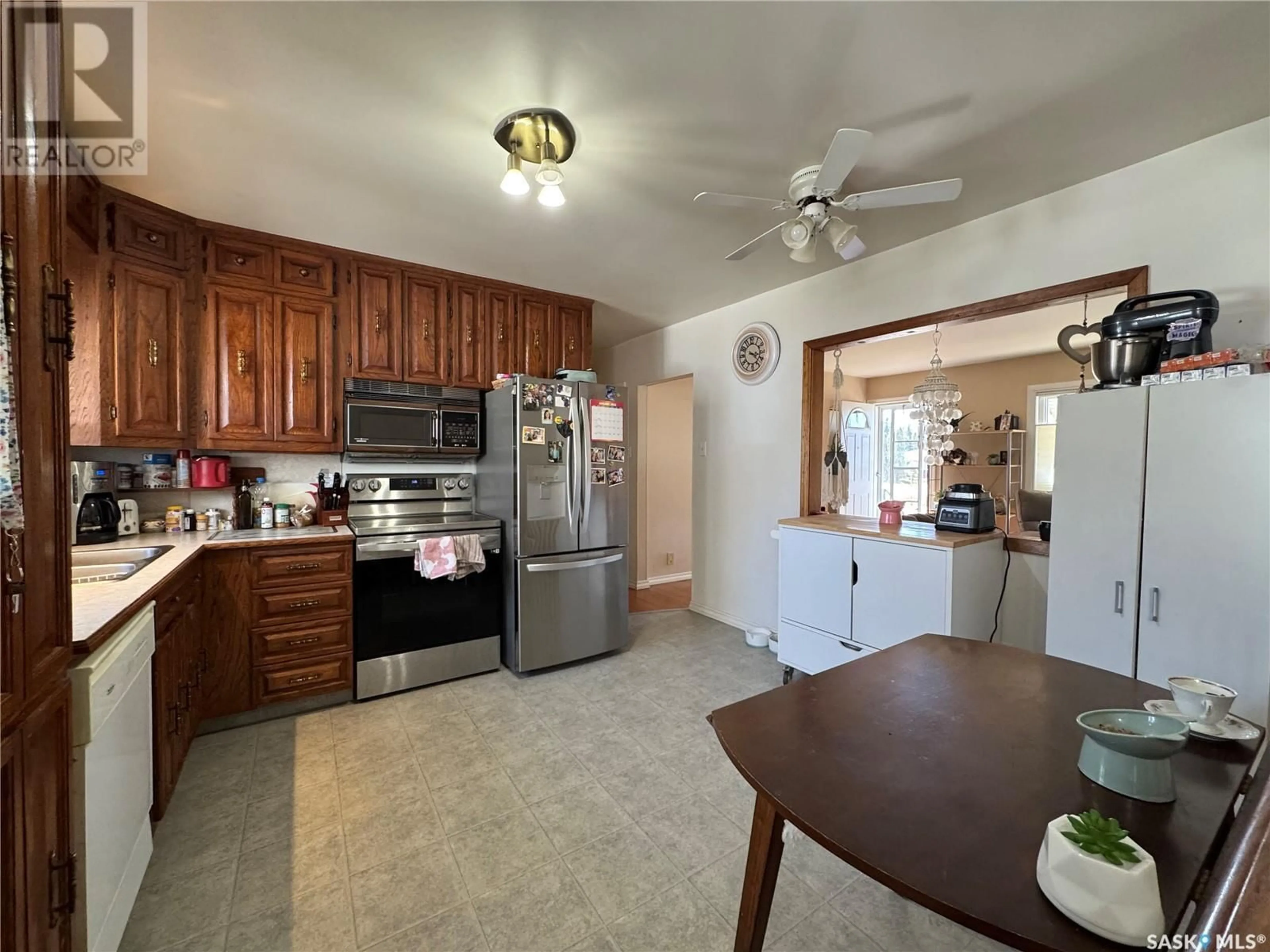 Standard kitchen, ceramic/tile floor for 1043 SIMPSON AVENUE, Moose Jaw Saskatchewan S6H4M7