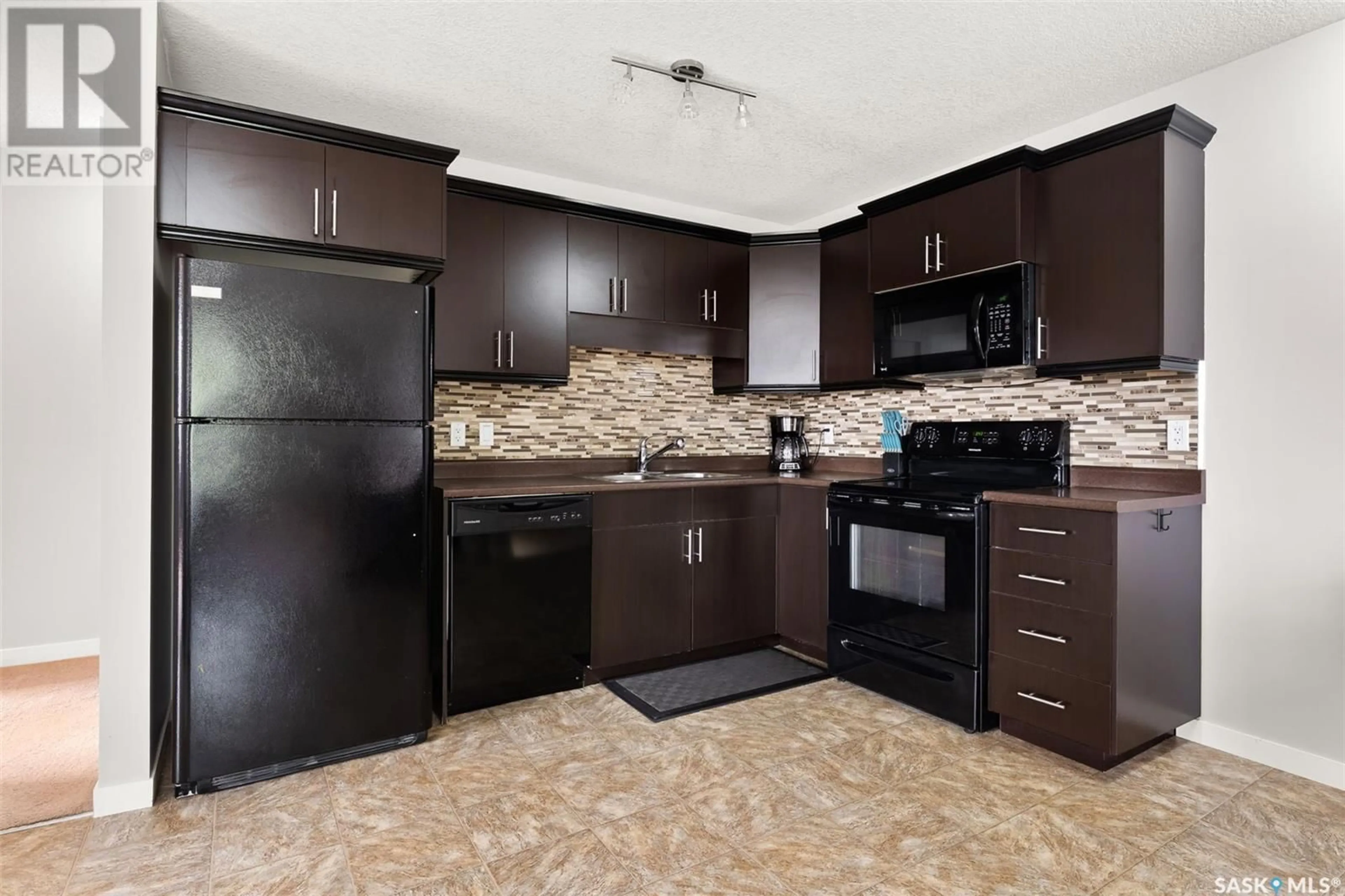 Standard kitchen, ceramic/tile floor for 5031 - 55 JAMES HILL ROAD, Regina Saskatchewan S4W0B9