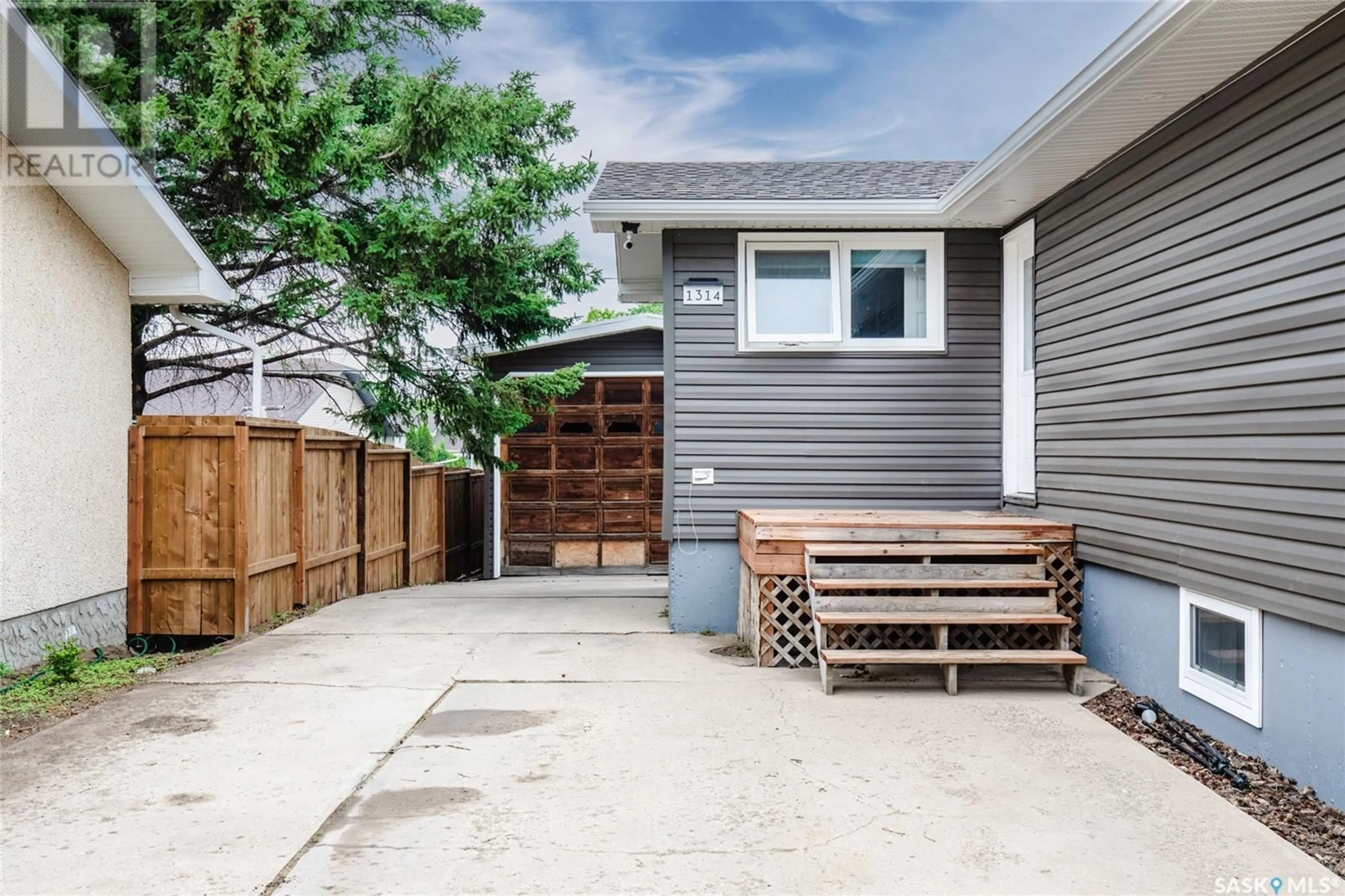 Patio, street for 1314 GRANDVIEW STREET, Moose Jaw Saskatchewan S6H6H8