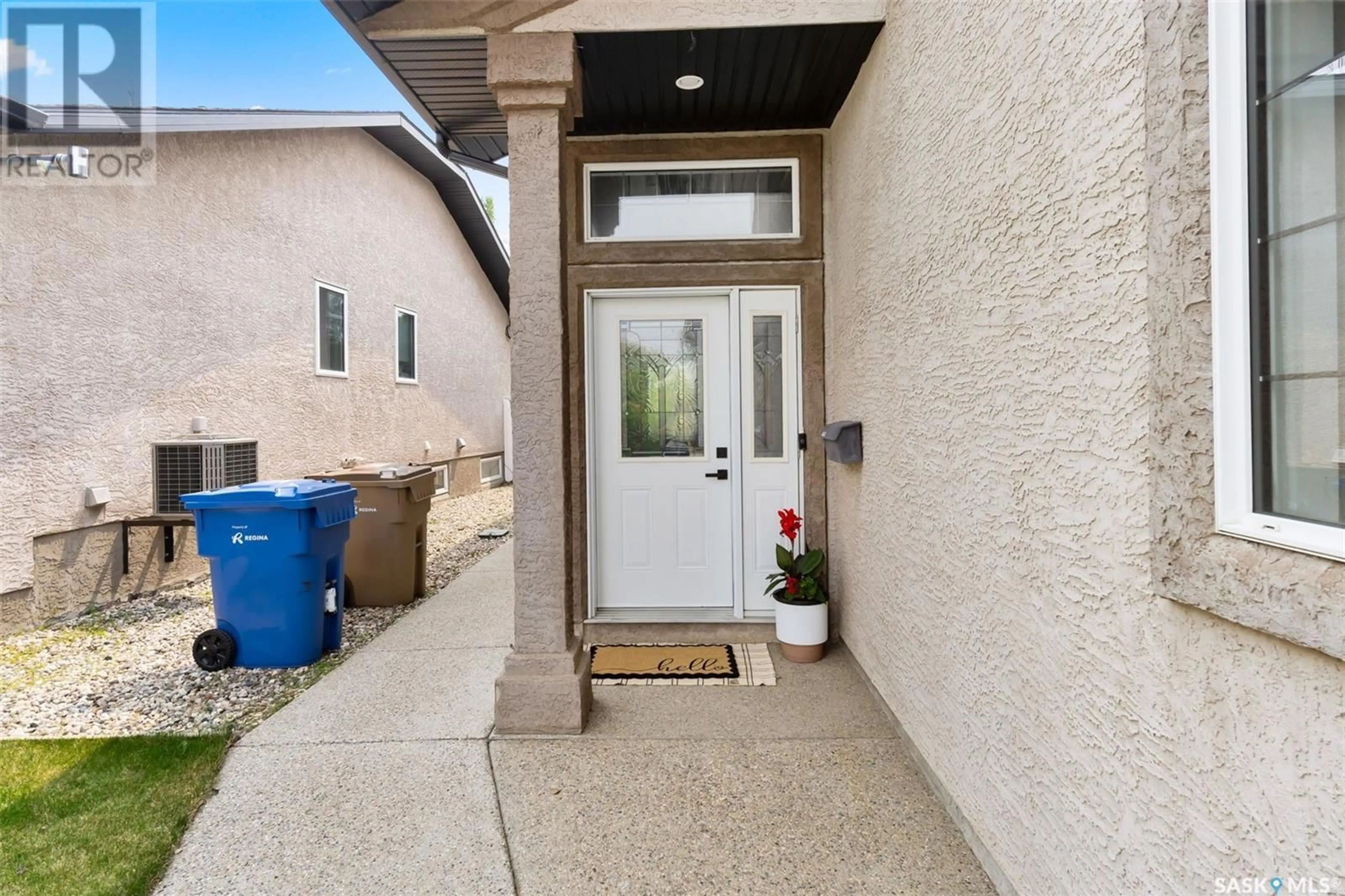 Indoor entryway for 2759 SUNNINGHILL CRESCENT, Regina Saskatchewan S4V0N5