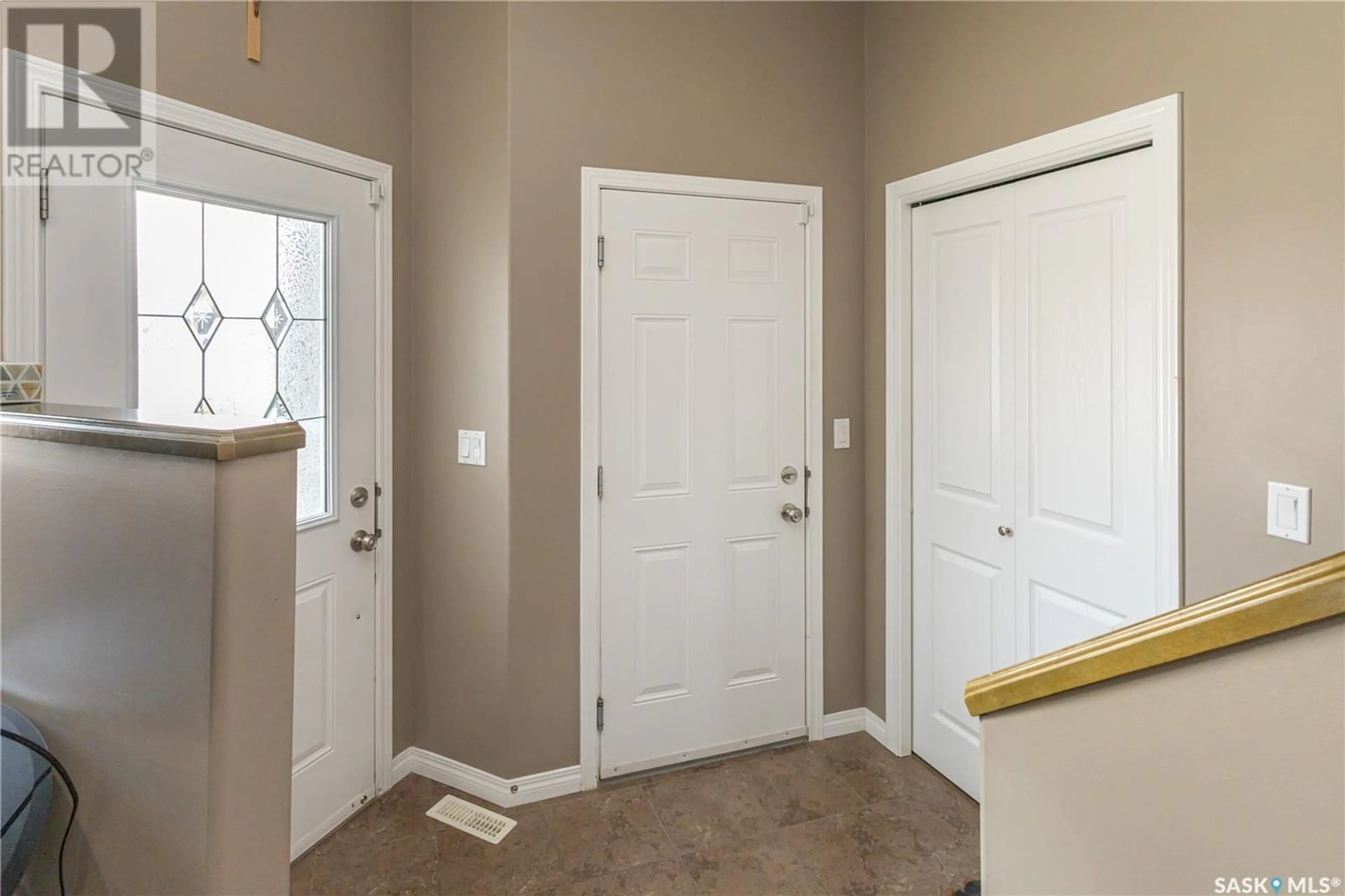 Indoor entryway for 566 REMPEL MANOR, Saskatoon Saskatchewan S7T0J4