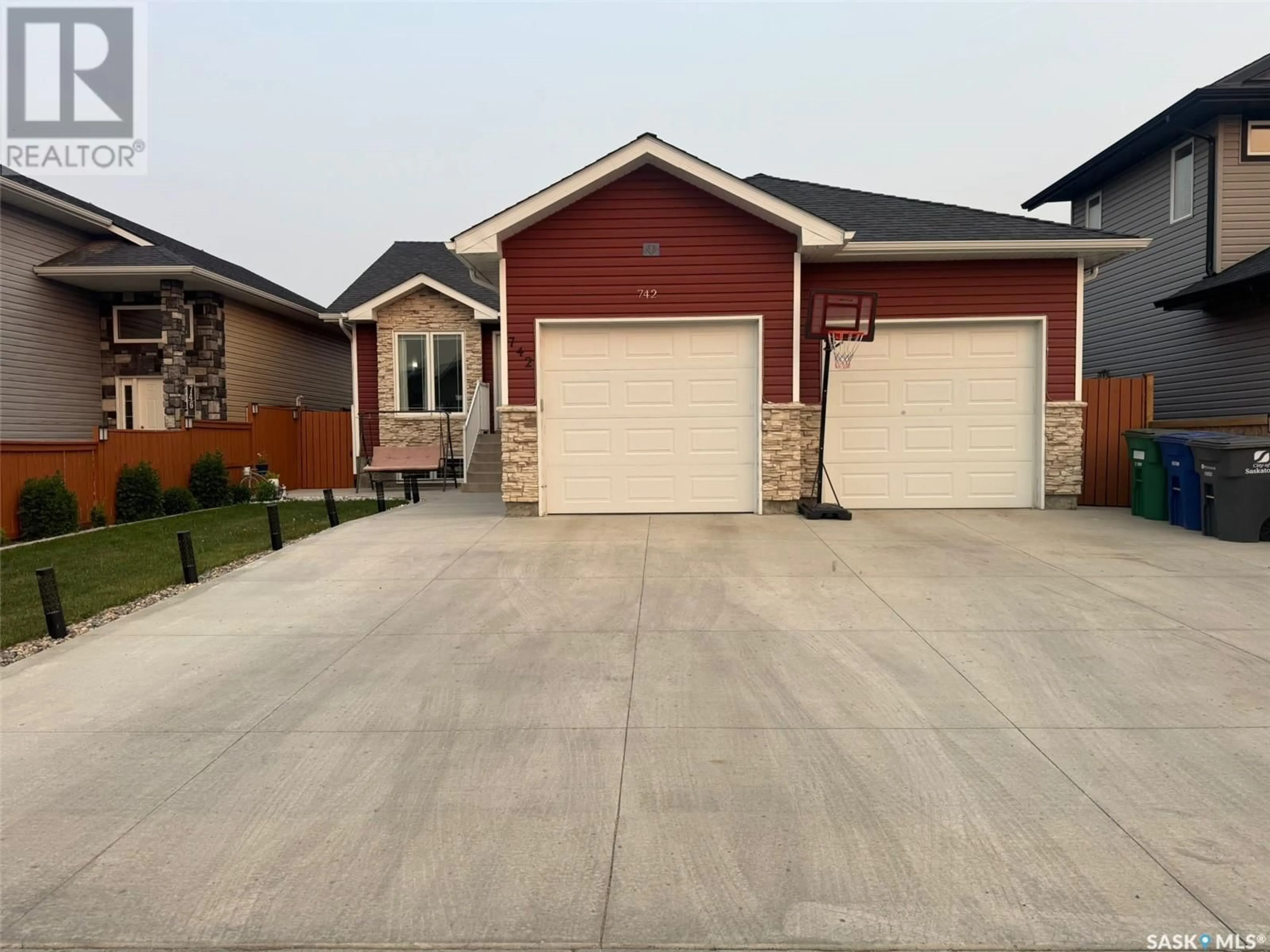 Unknown for 742 HARGREAVES CRESCENT, Saskatoon Saskatchewan S7R0H2