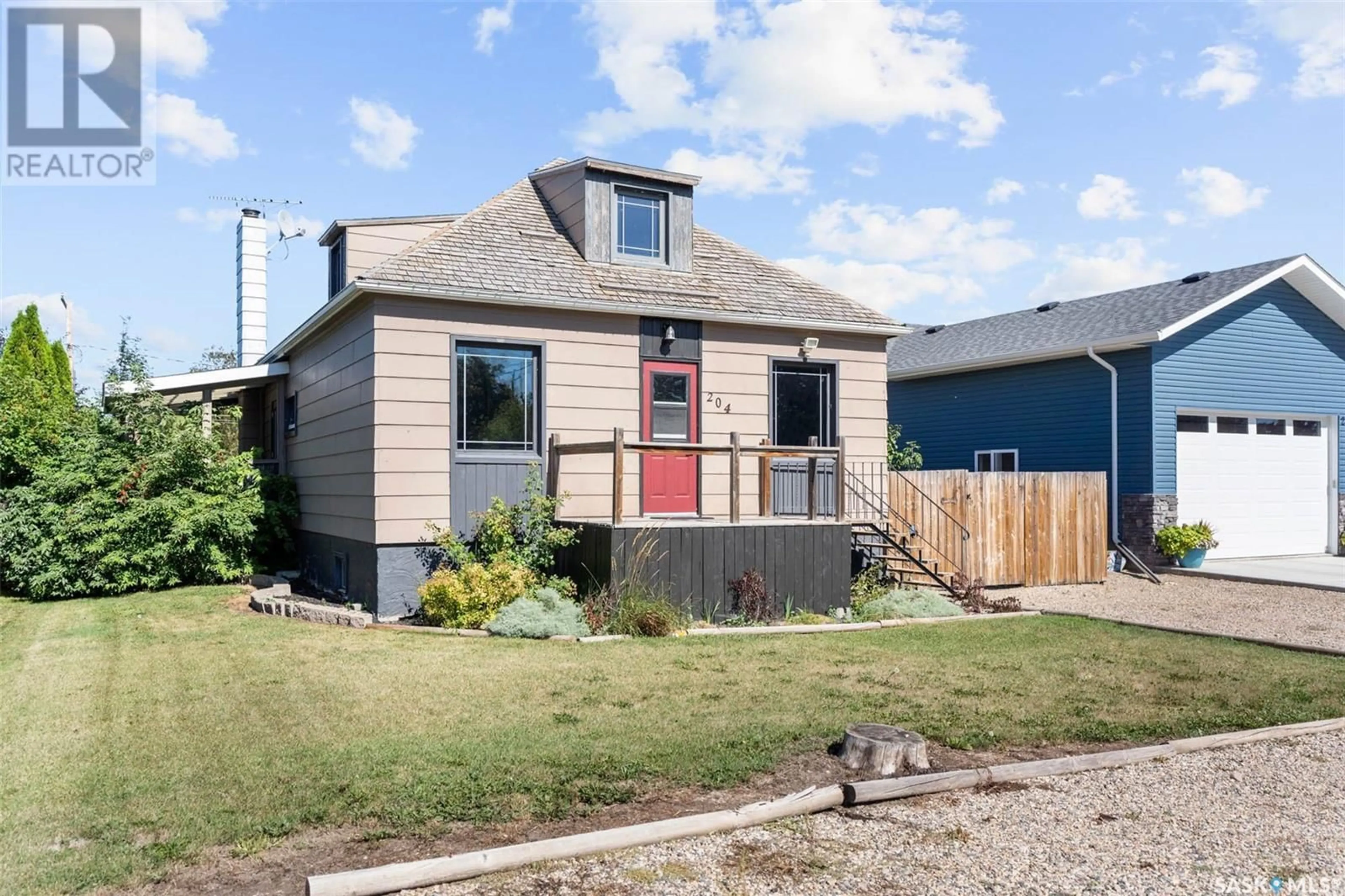 Home with vinyl exterior material, street for 204 4TH AVENUE, Watrous Saskatchewan S0K4T0