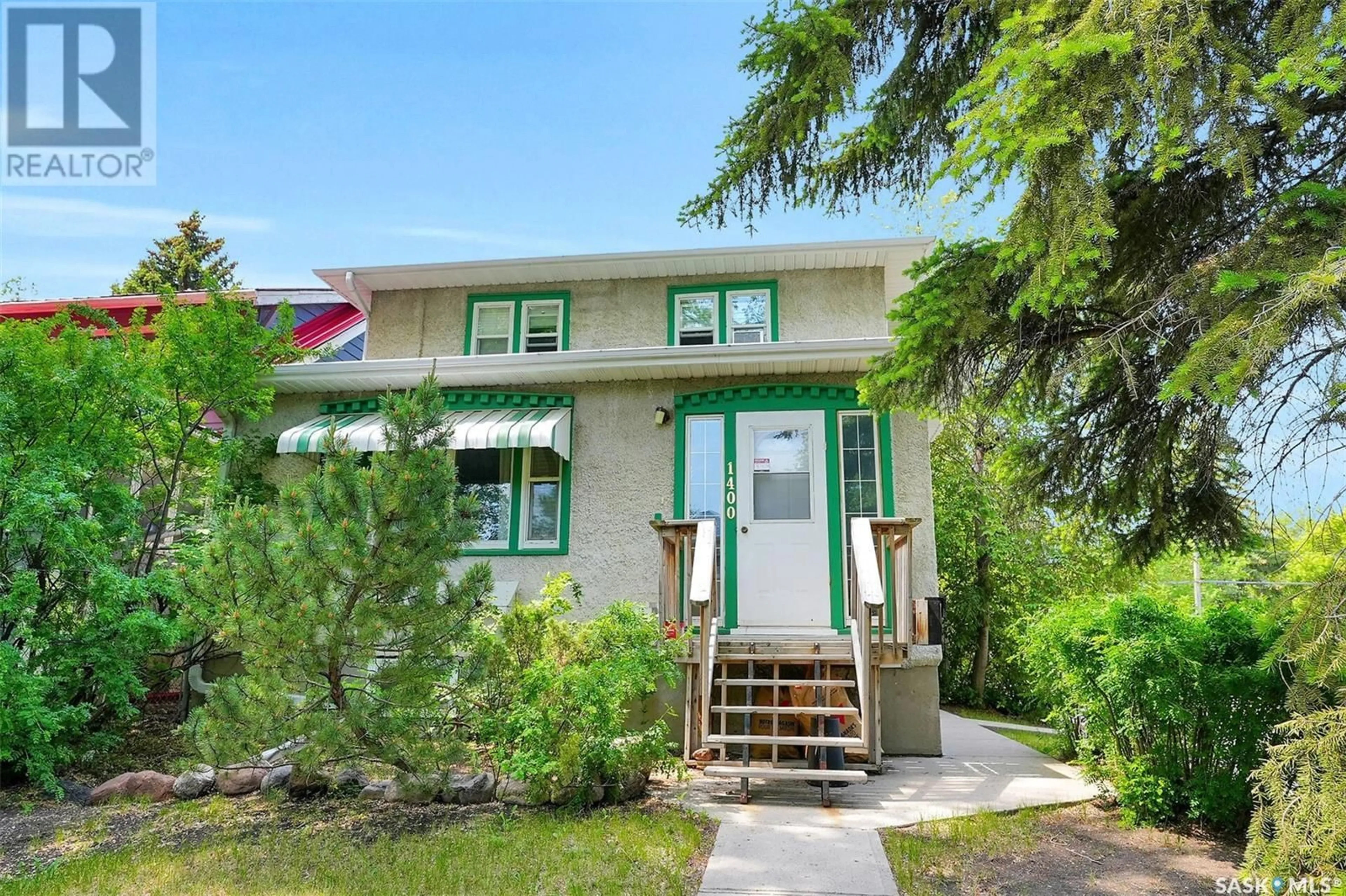 Home with vinyl exterior material, street for 1400 PRINCESS STREET, Regina Saskatchewan S4T3Z1
