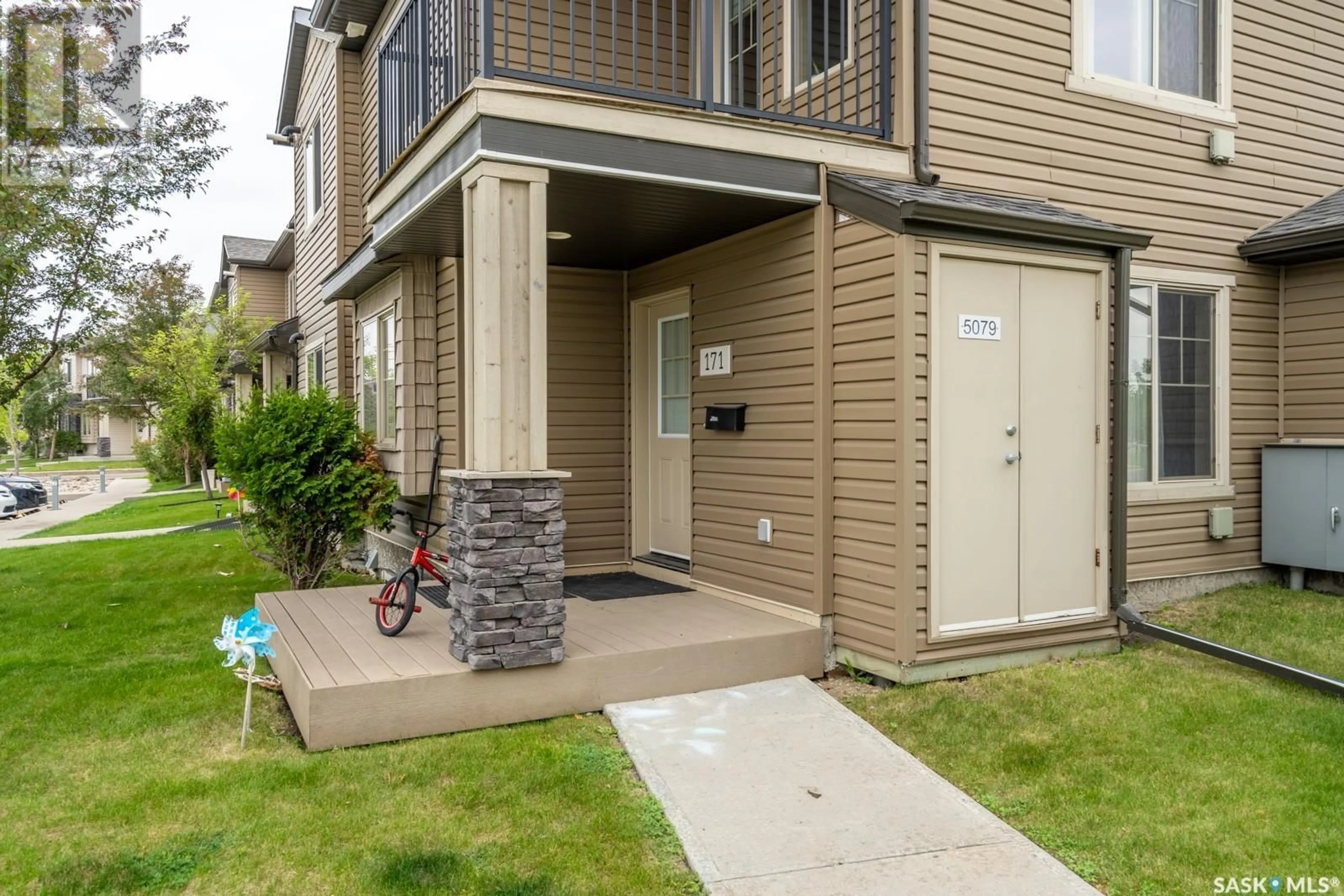 Patio, street for 171 5079 JAMES HILL ROAD, Regina Saskatchewan S4W0B9