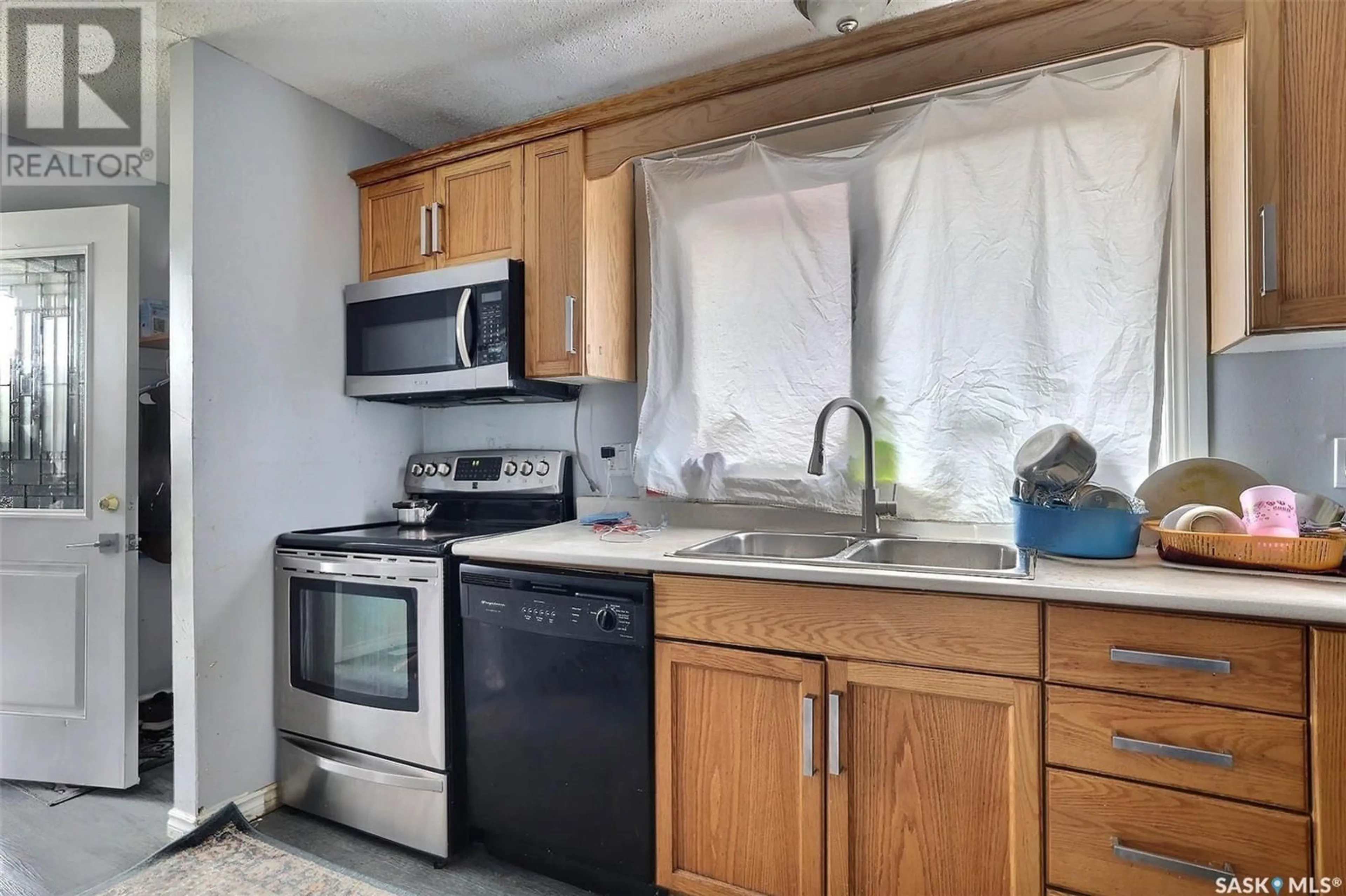 Standard kitchen, unknown for 12 LYONS STREET, Regina Saskatchewan S4T6G1