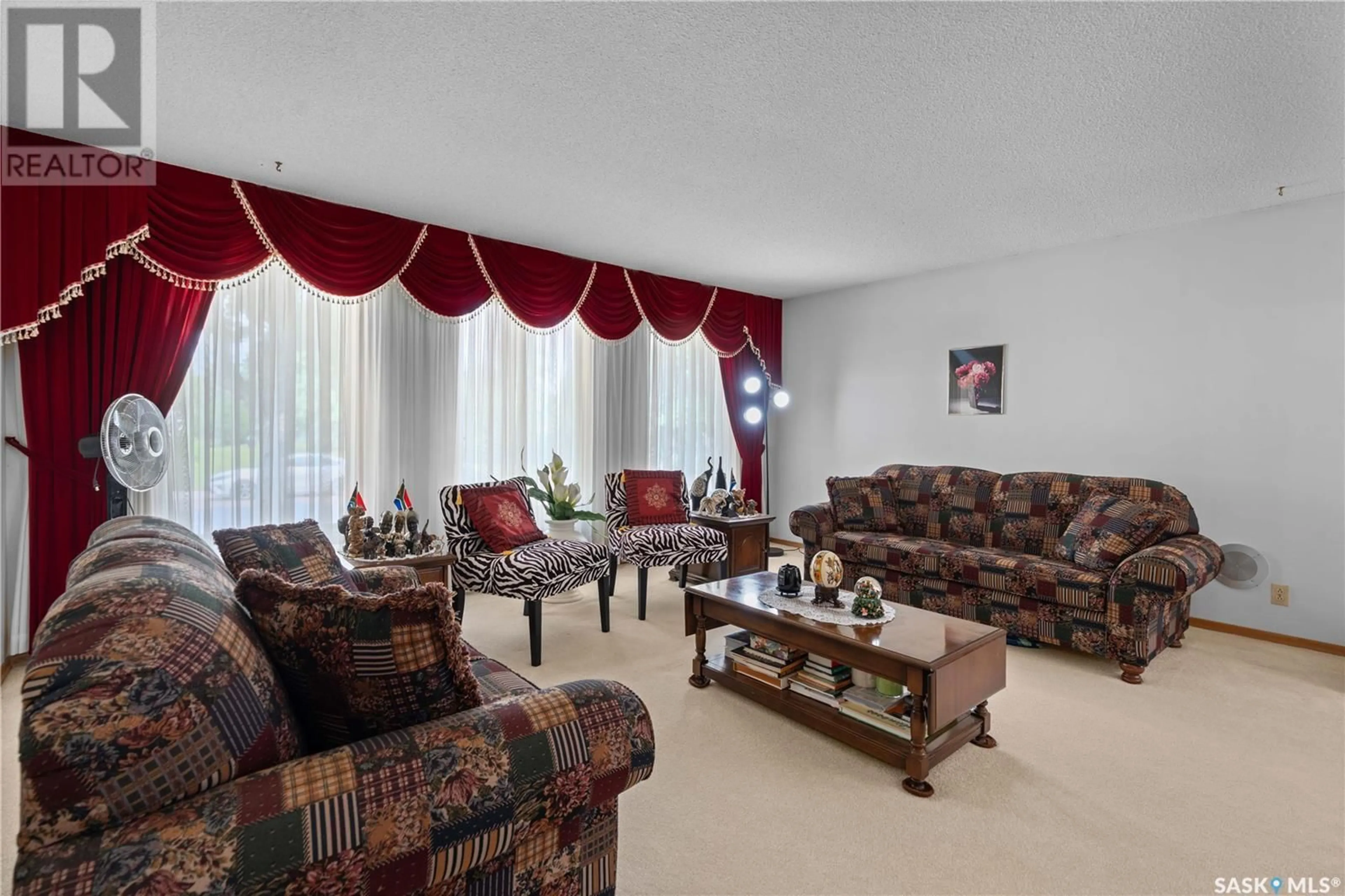 Living room with furniture, carpet floor for 27 GREEN MEADOW ROAD, Regina Saskatchewan S4V0A6