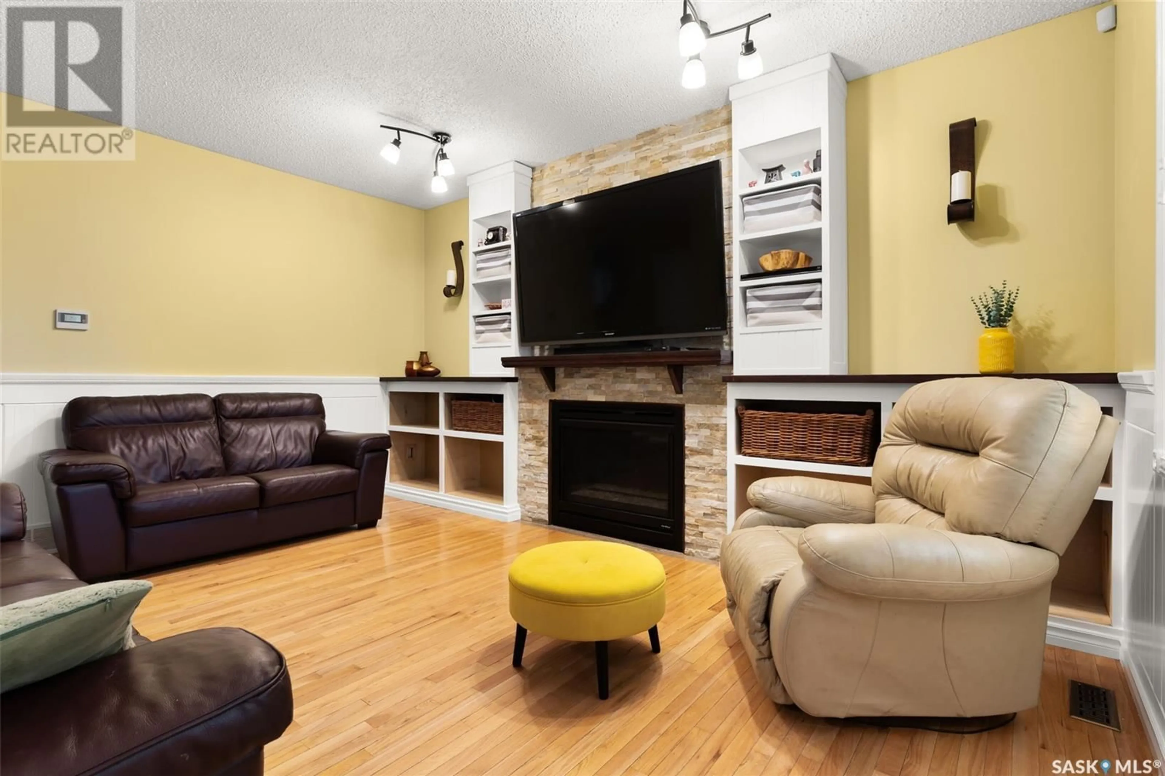 Living room with furniture, unknown for 7567 BUTLER BAY, Regina Saskatchewan S4T1B9