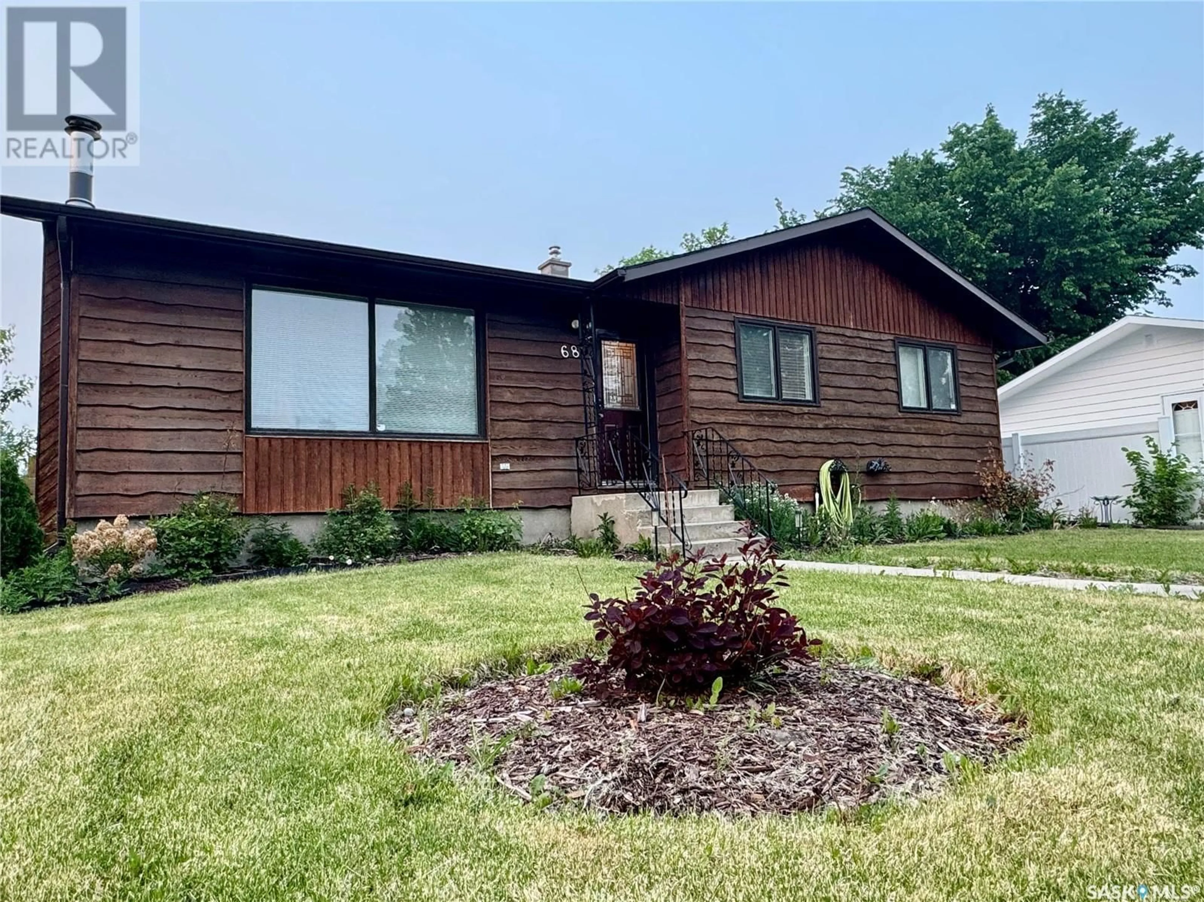 Home with vinyl exterior material, unknown for 68 CRESTWOOD CRESCENT, Yorkton Saskatchewan S3N2P3