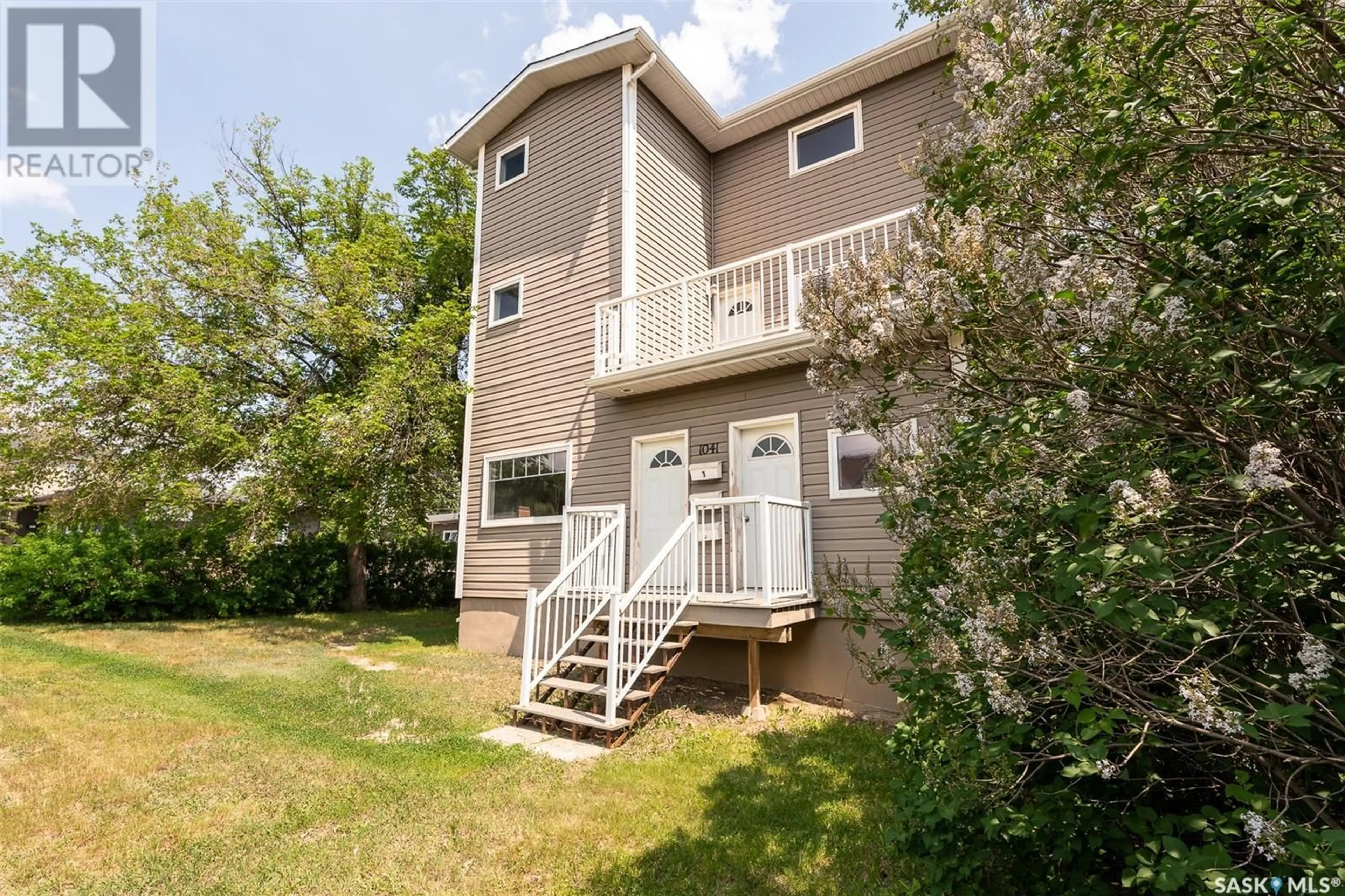 Home with vinyl exterior material, unknown for 1041 MAIN STREET, Moose Jaw Saskatchewan S6H0X1