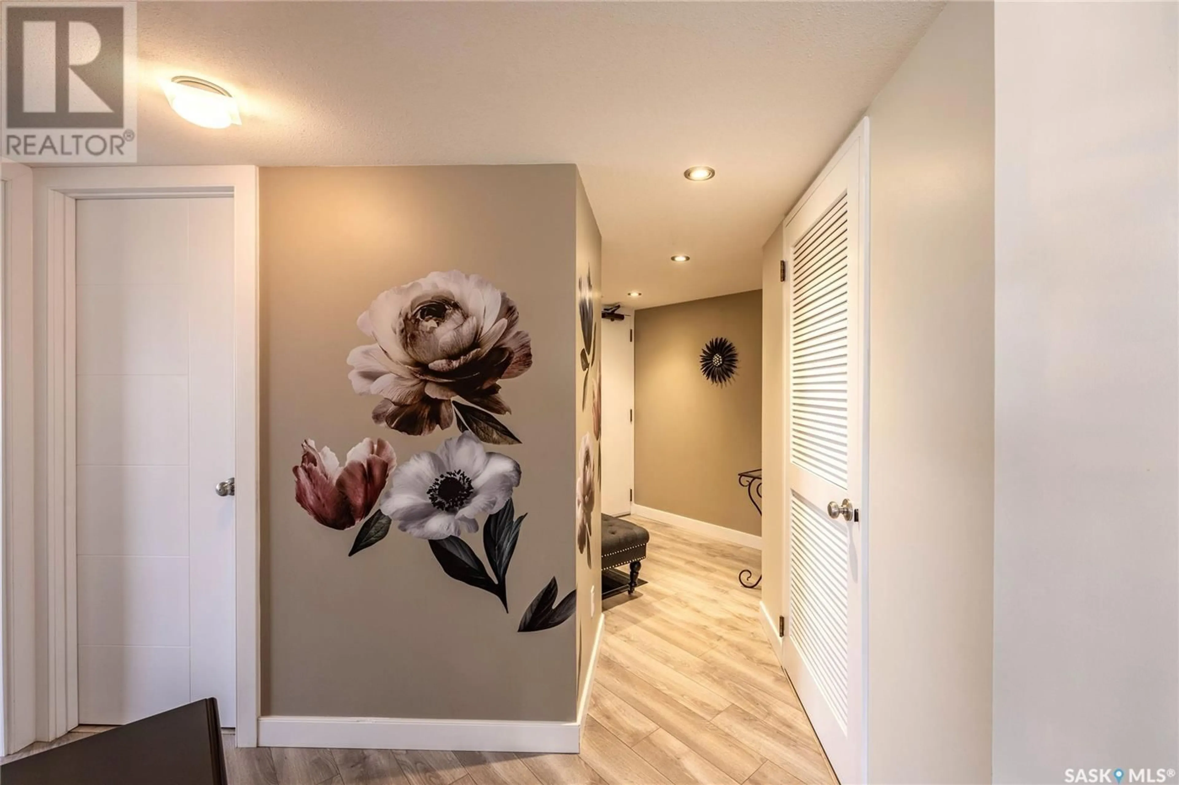 Indoor entryway for 424 - 1080 SPADINA CRESCENT, Saskatoon Saskatchewan S7K6X7