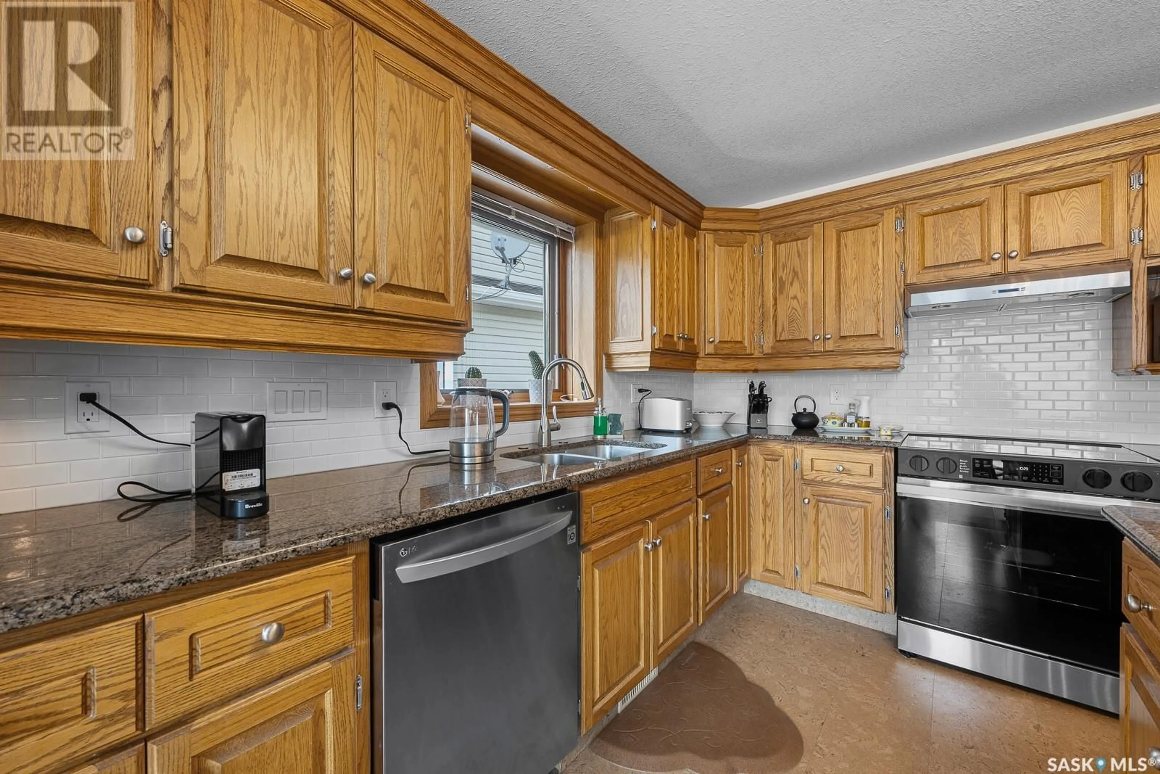 Standard kitchen, unknown for 9335 WASCANA MEWS, Regina Saskatchewan S4V2W3