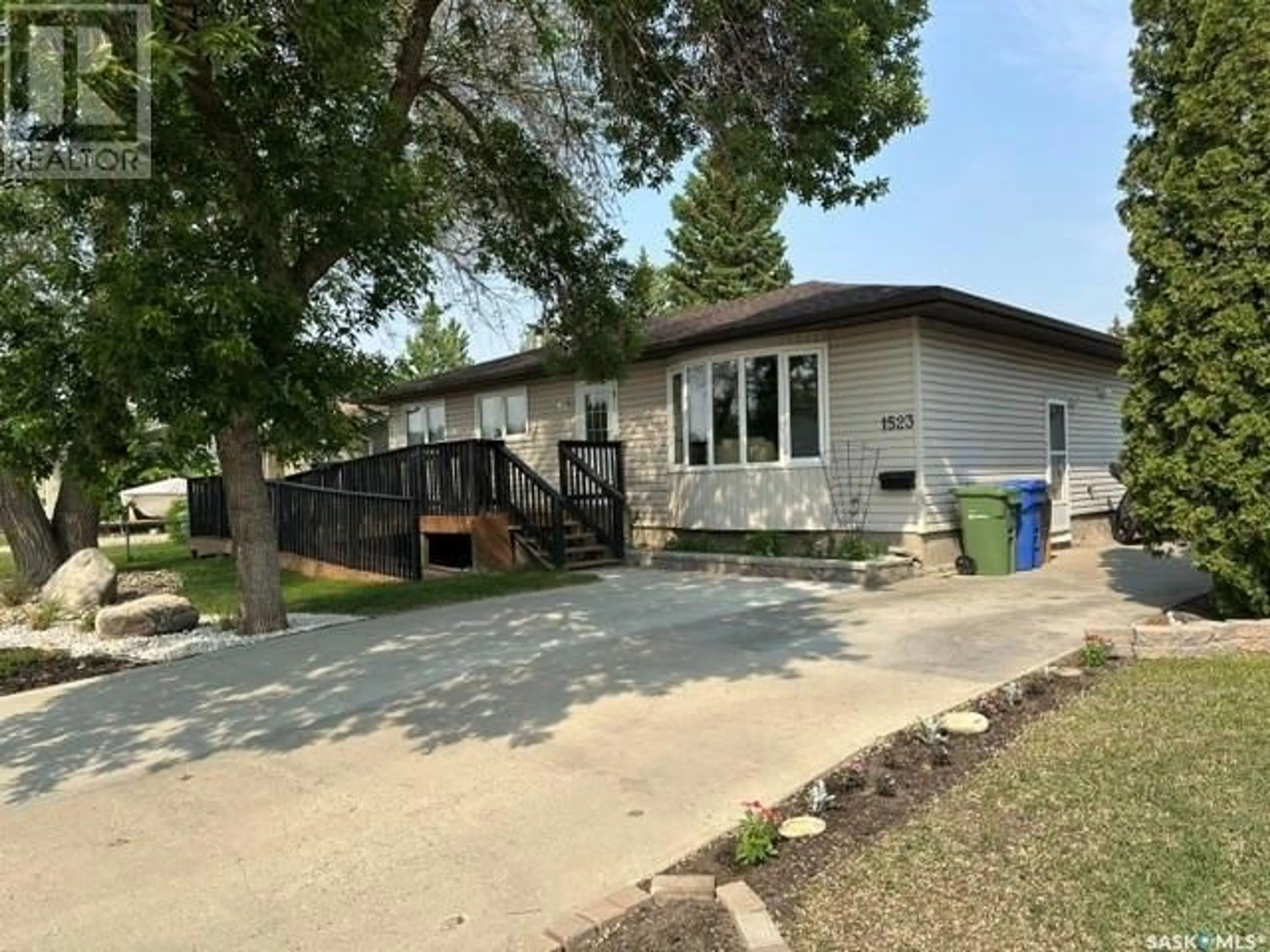 A pic from outside/outdoor area/front of a property/back of a property/a pic from drone, street for 1523 FLEET STREET, Regina Saskatchewan S4N5R8