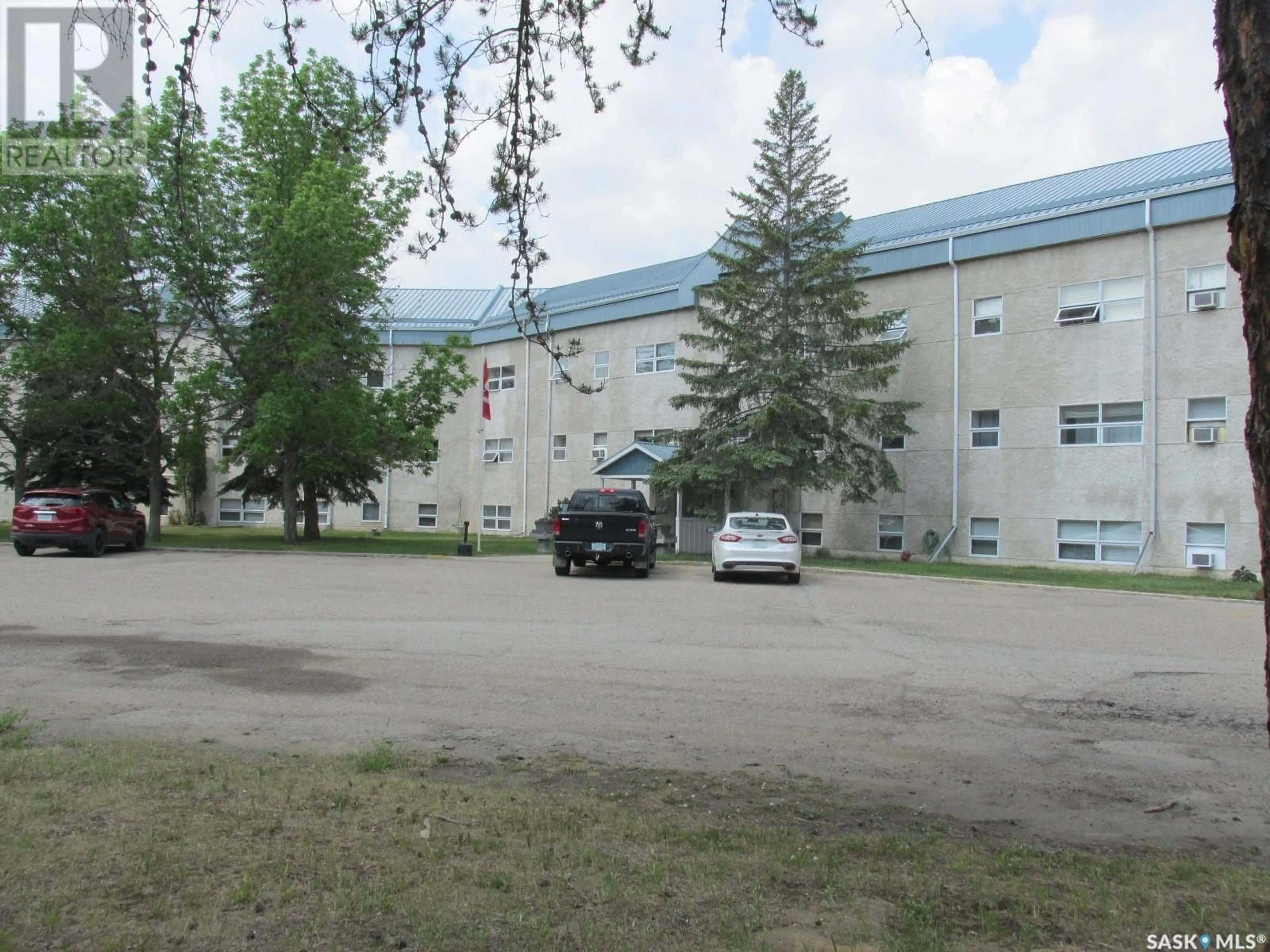 Parking for 102 - 103 MANOR DRIVE, Nipawin Saskatchewan S0E1E0