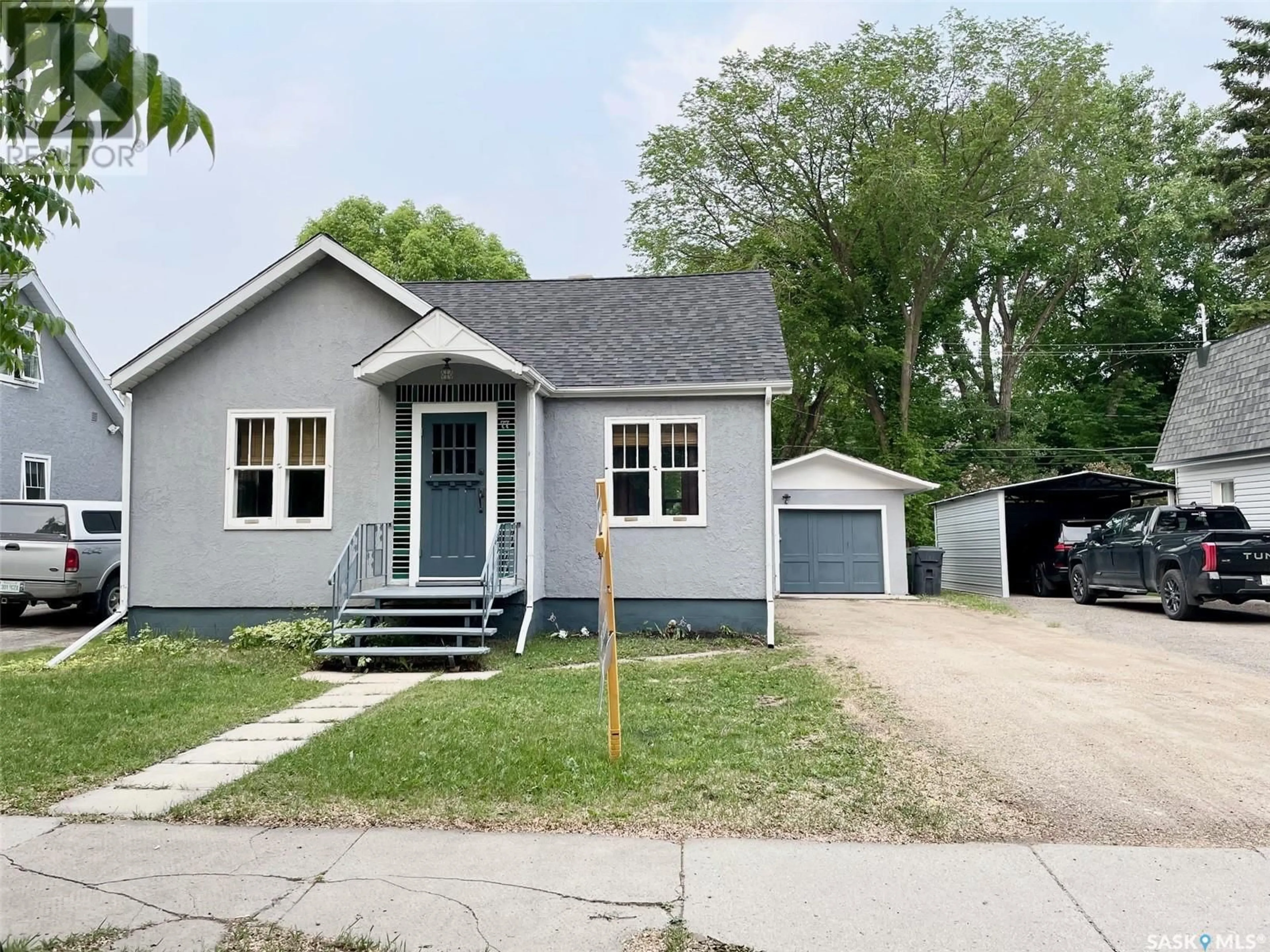 Home with vinyl exterior material, street for 77 FOURTH AVENUE, Yorkton Saskatchewan S3N1A4