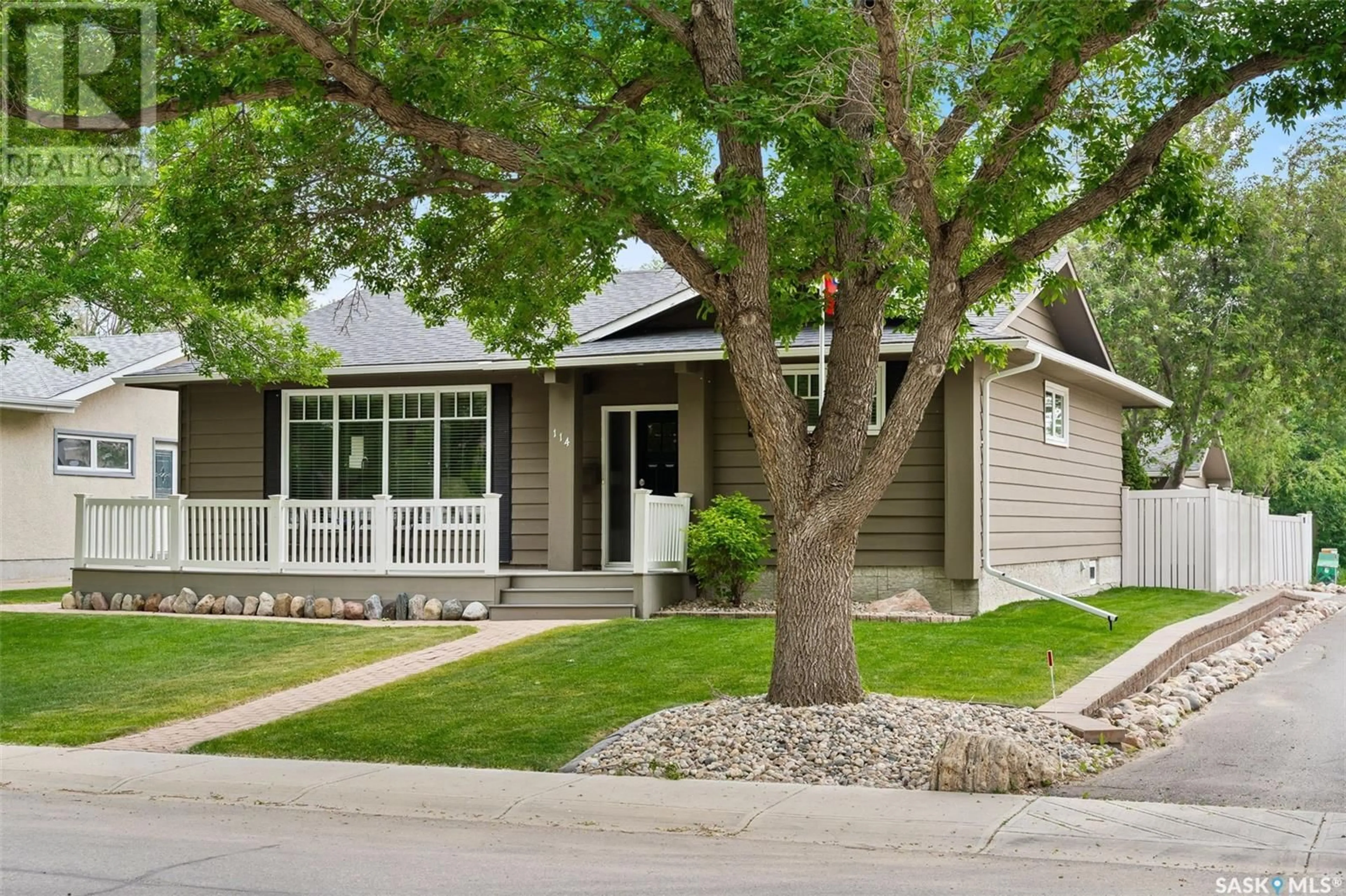 Home with vinyl exterior material, street for 114 PLAINSVIEW DRIVE, Regina Saskatchewan S4S6K4