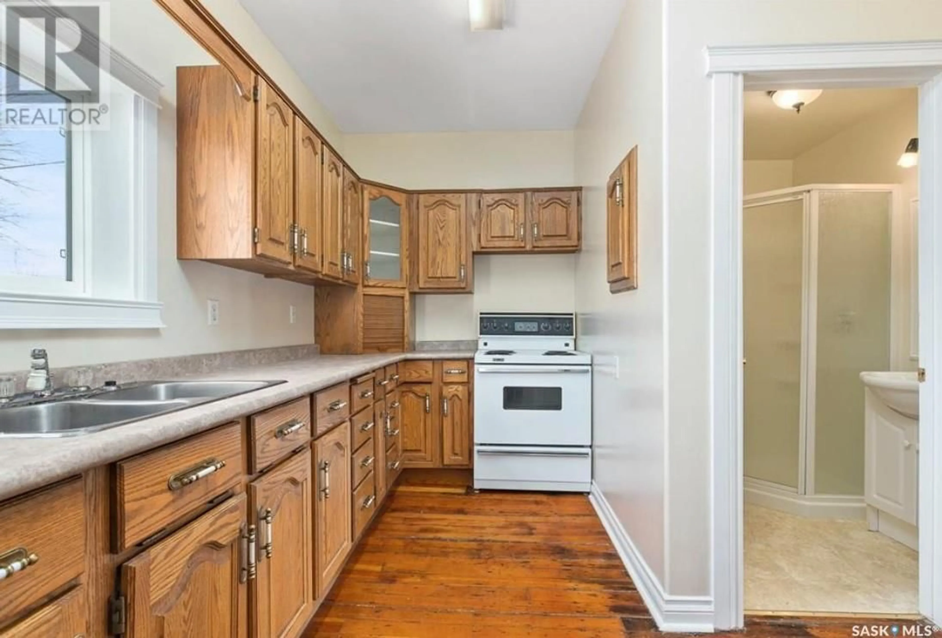 Standard kitchen, wood/laminate floor for 217 H AVENUE, Saskatoon Saskatchewan S7M1W1