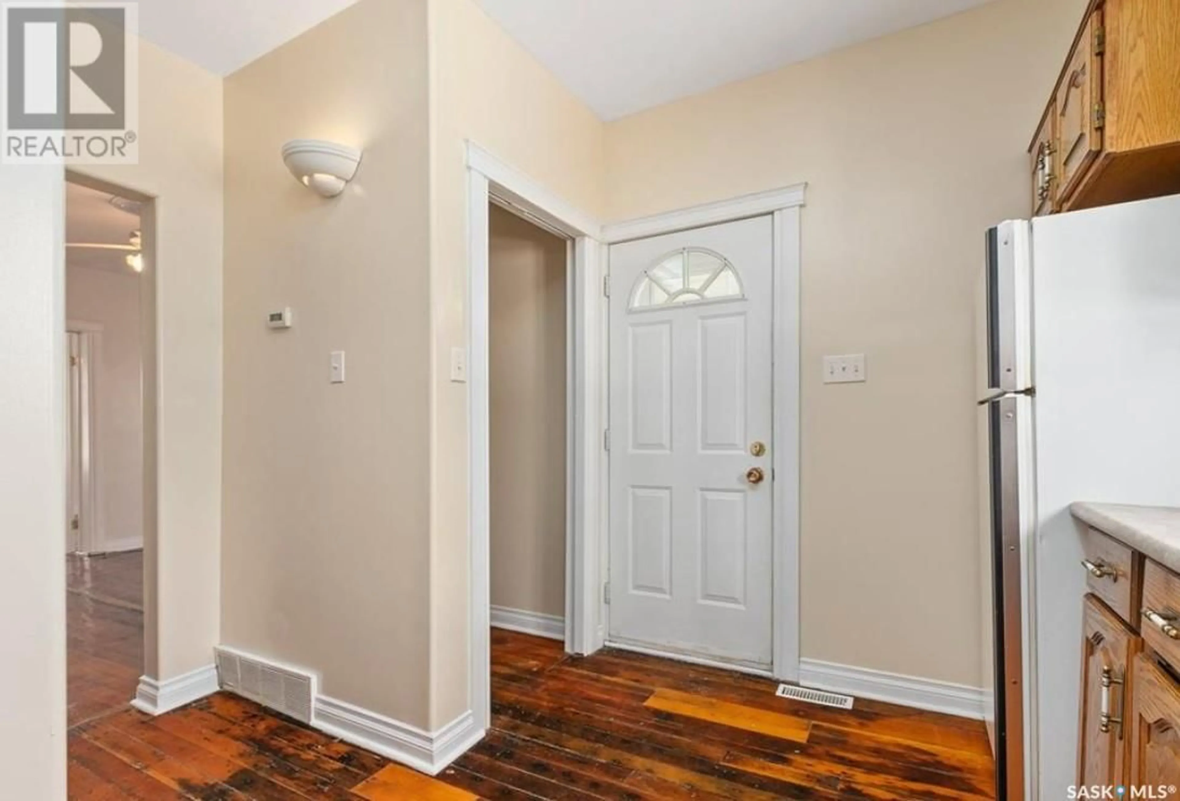 Indoor entryway for 217 H AVENUE, Saskatoon Saskatchewan S7M1W1