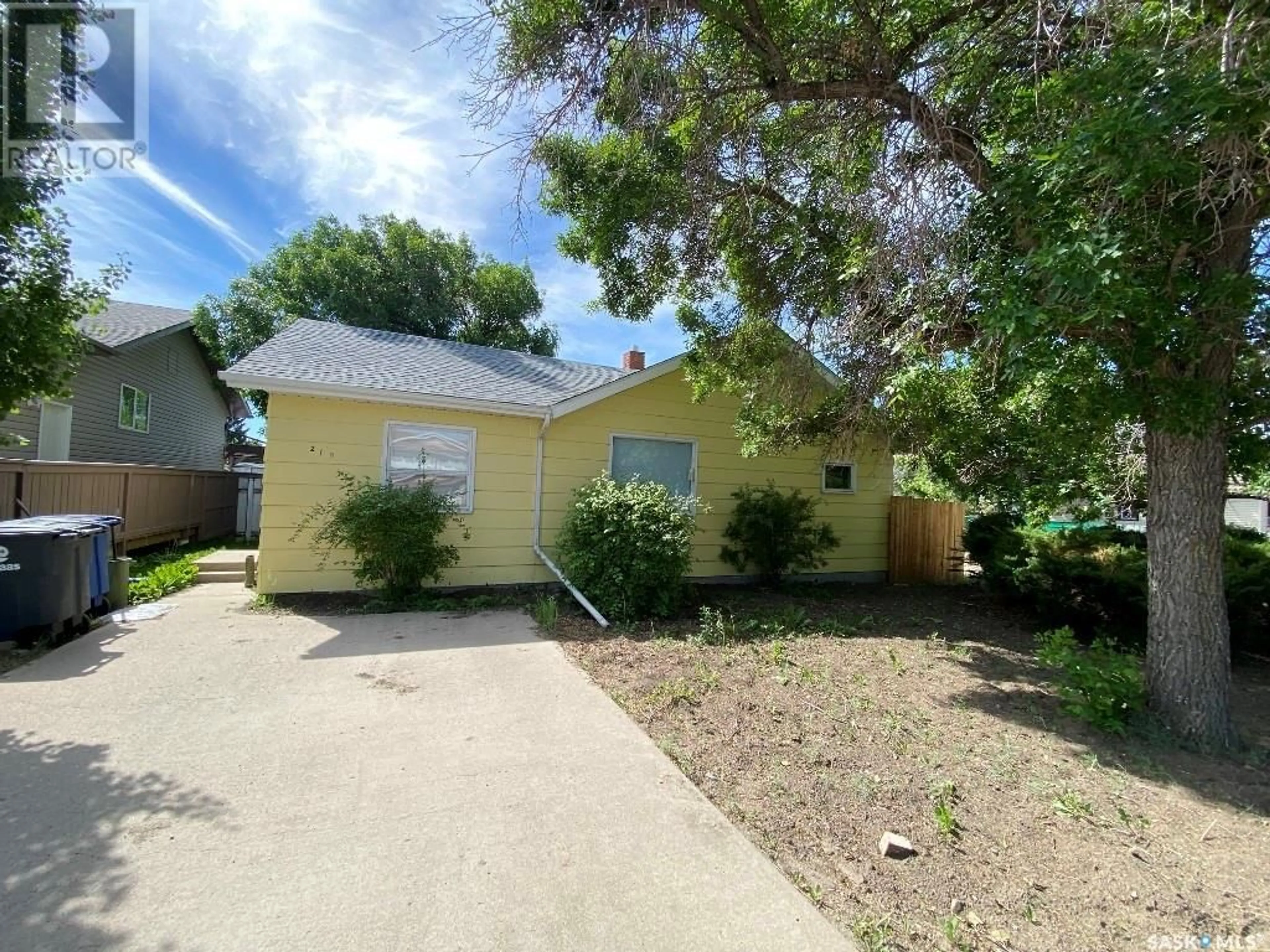 A pic from outside/outdoor area/front of a property/back of a property/a pic from drone, street for 215 4TH AVENUE, Kindersley Saskatchewan S0L1S0