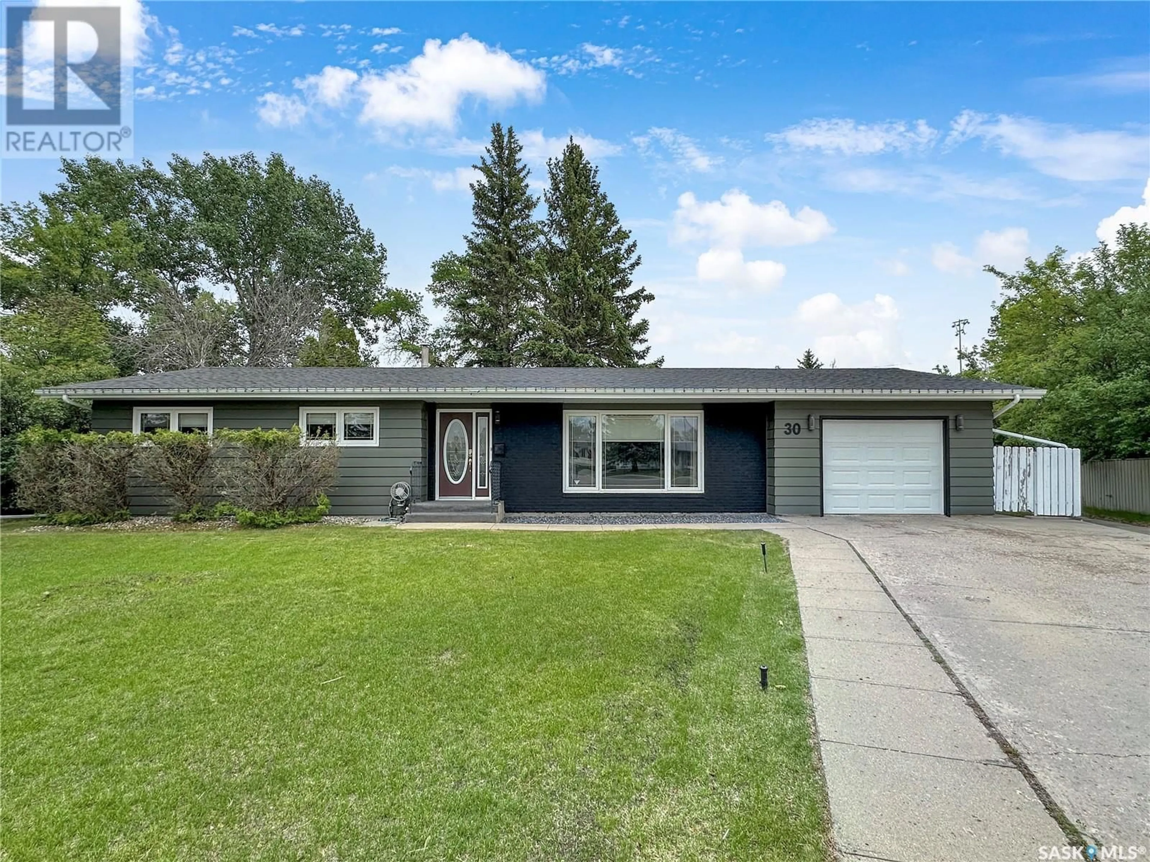 Home with vinyl exterior material, street for 30 WHYTE PLACE, Swift Current Saskatchewan S9H1P8