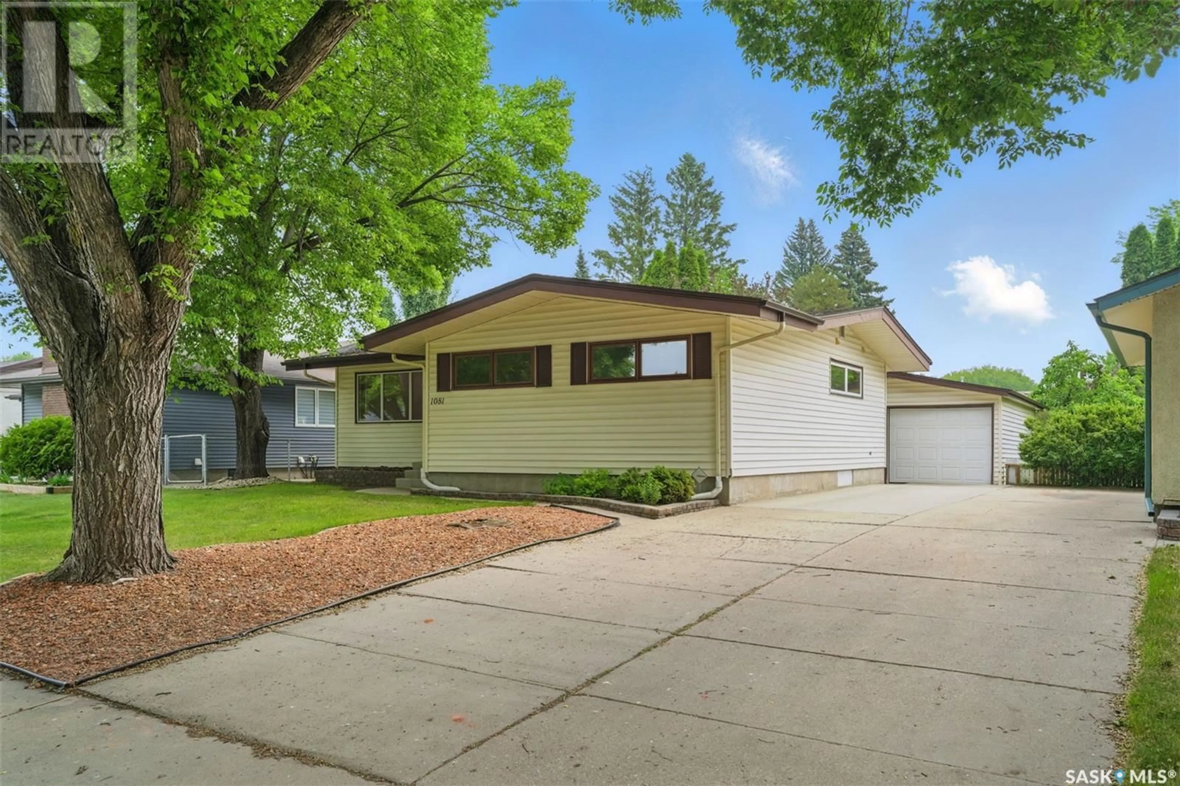 Home with vinyl exterior material, street for 1081 CENTRE EAST, Saskatoon Saskatchewan S7J3A2