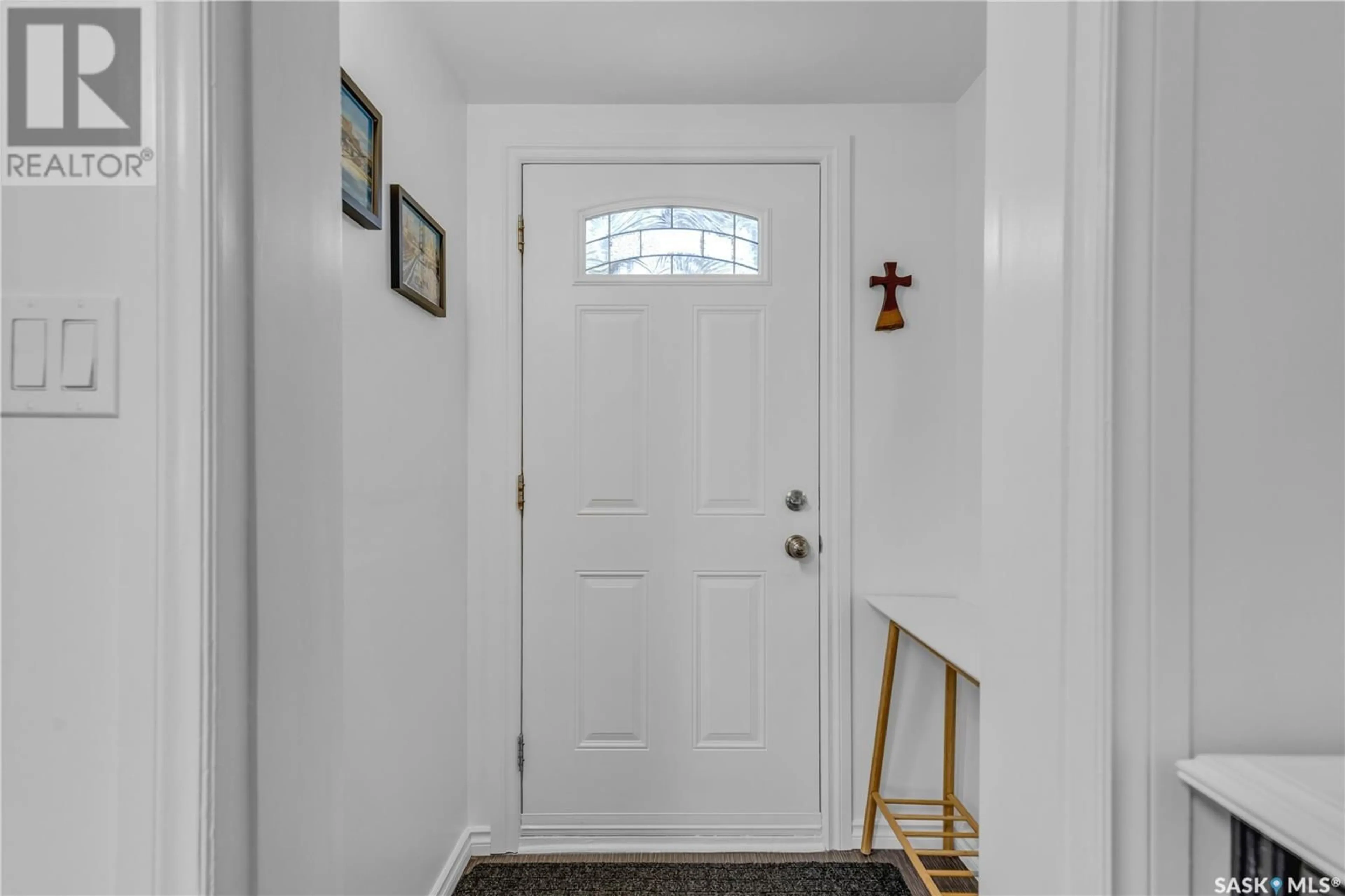 Indoor entryway for 522 K AVENUE, Saskatoon Saskatchewan S7H0M3