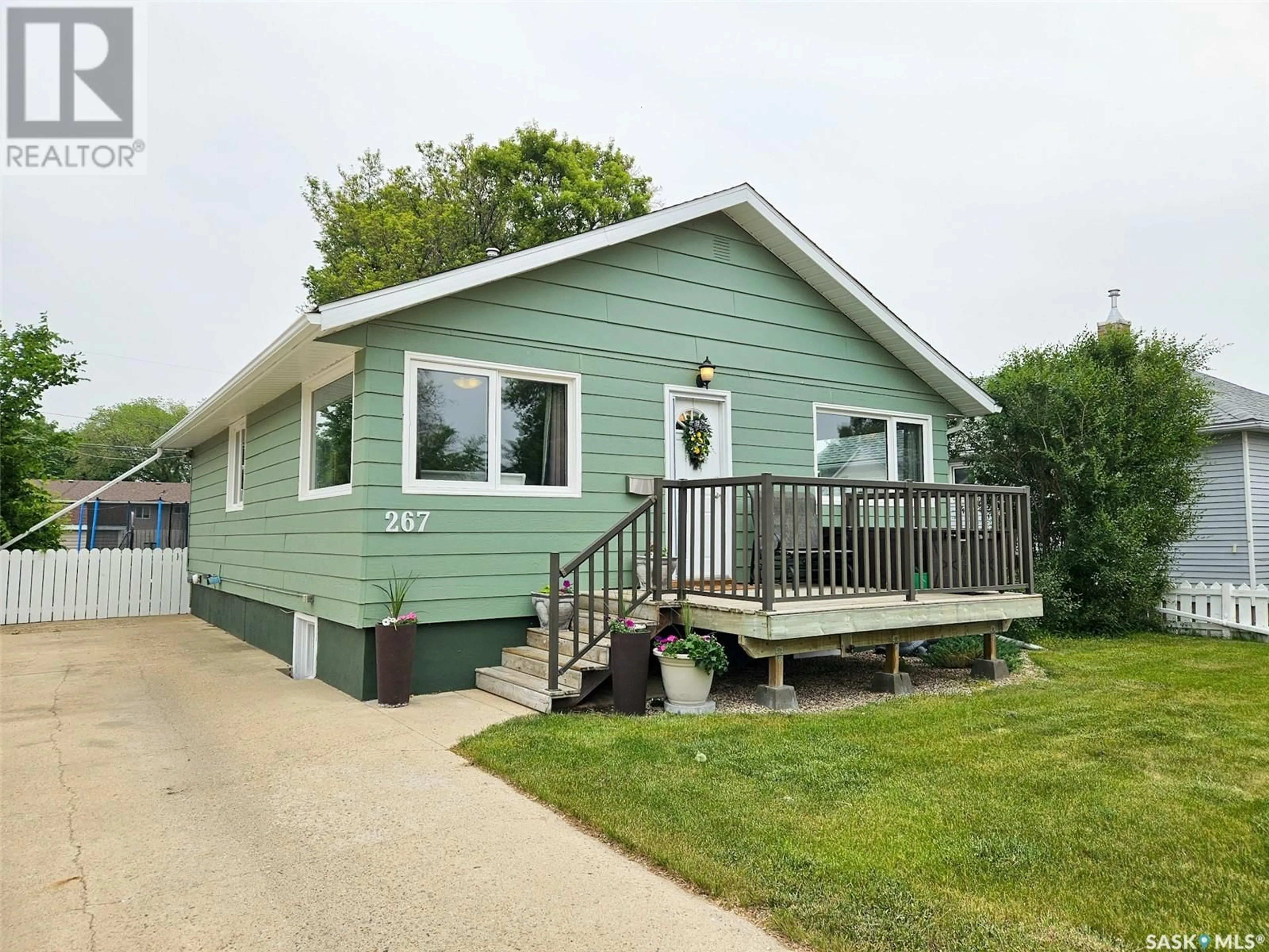 Home with vinyl exterior material, street for 267 5TH AVENUE, Swift Current Saskatchewan S9H3M9