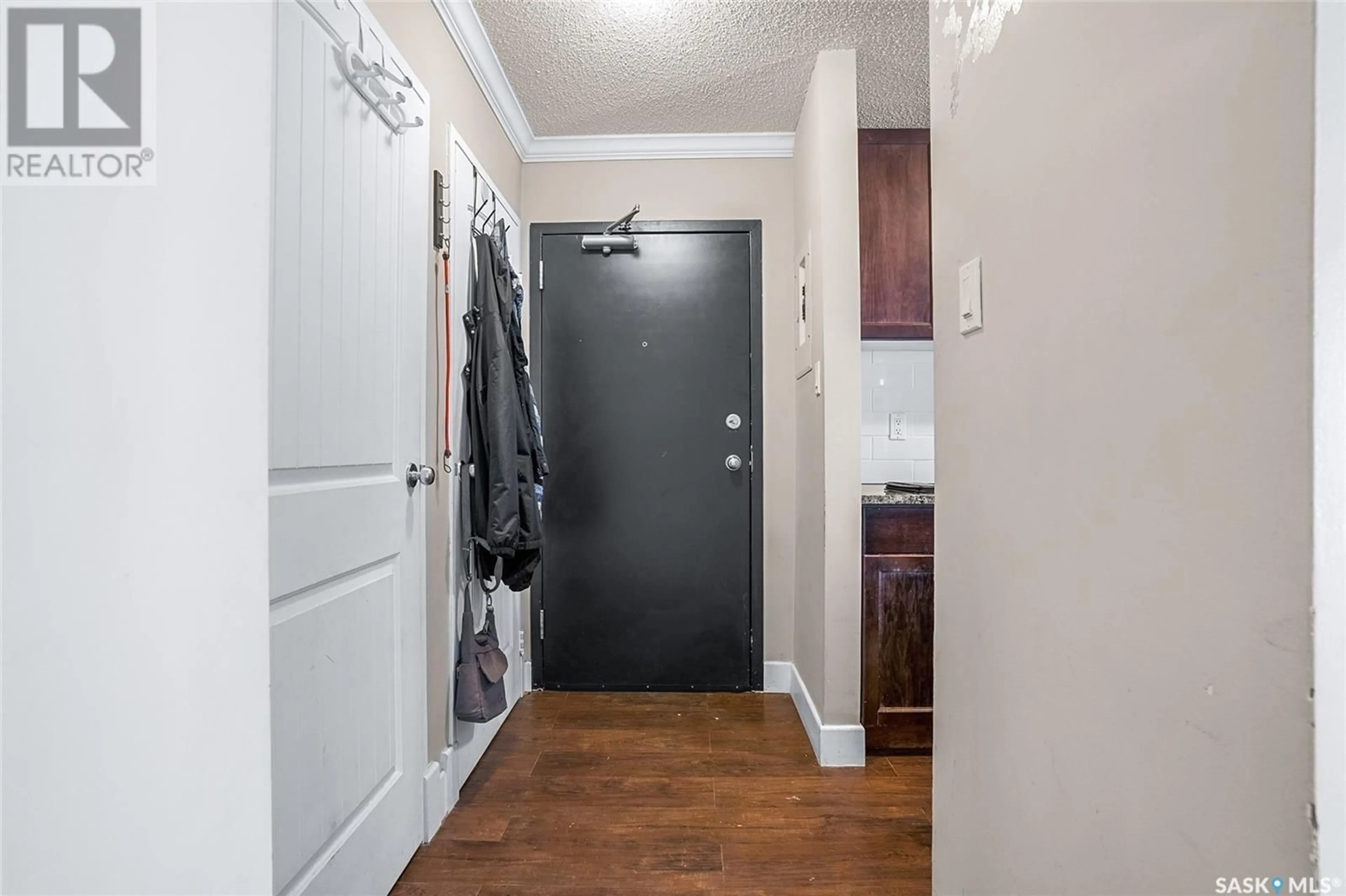 Indoor entryway for 929 - 208 NORTHUMBERLAND AVENUE, Saskatoon Saskatchewan S7L3W8