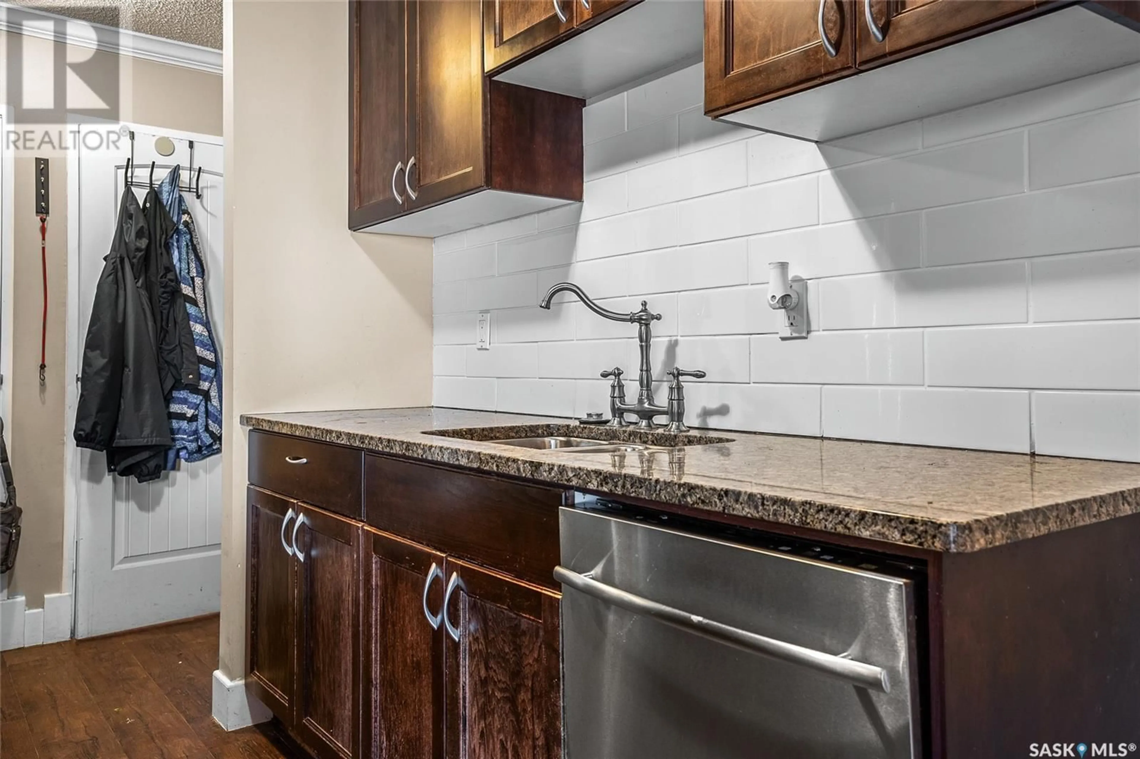 Standard kitchen, ceramic/tile floor for 929 - 208 NORTHUMBERLAND AVENUE, Saskatoon Saskatchewan S7L3W8