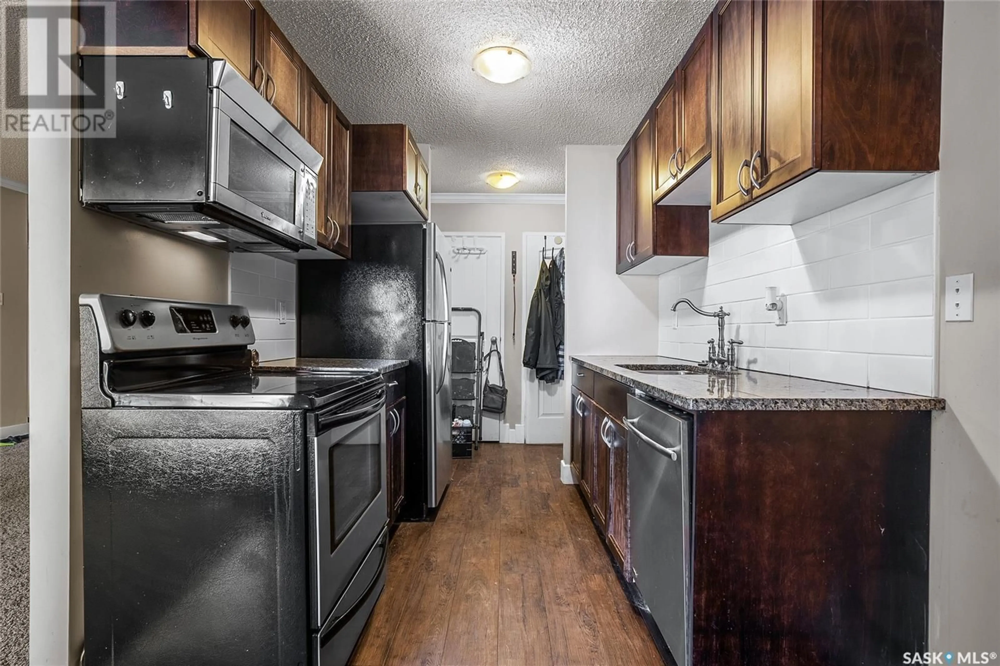 Standard kitchen, unknown for 929 - 208 NORTHUMBERLAND AVENUE, Saskatoon Saskatchewan S7L3W8