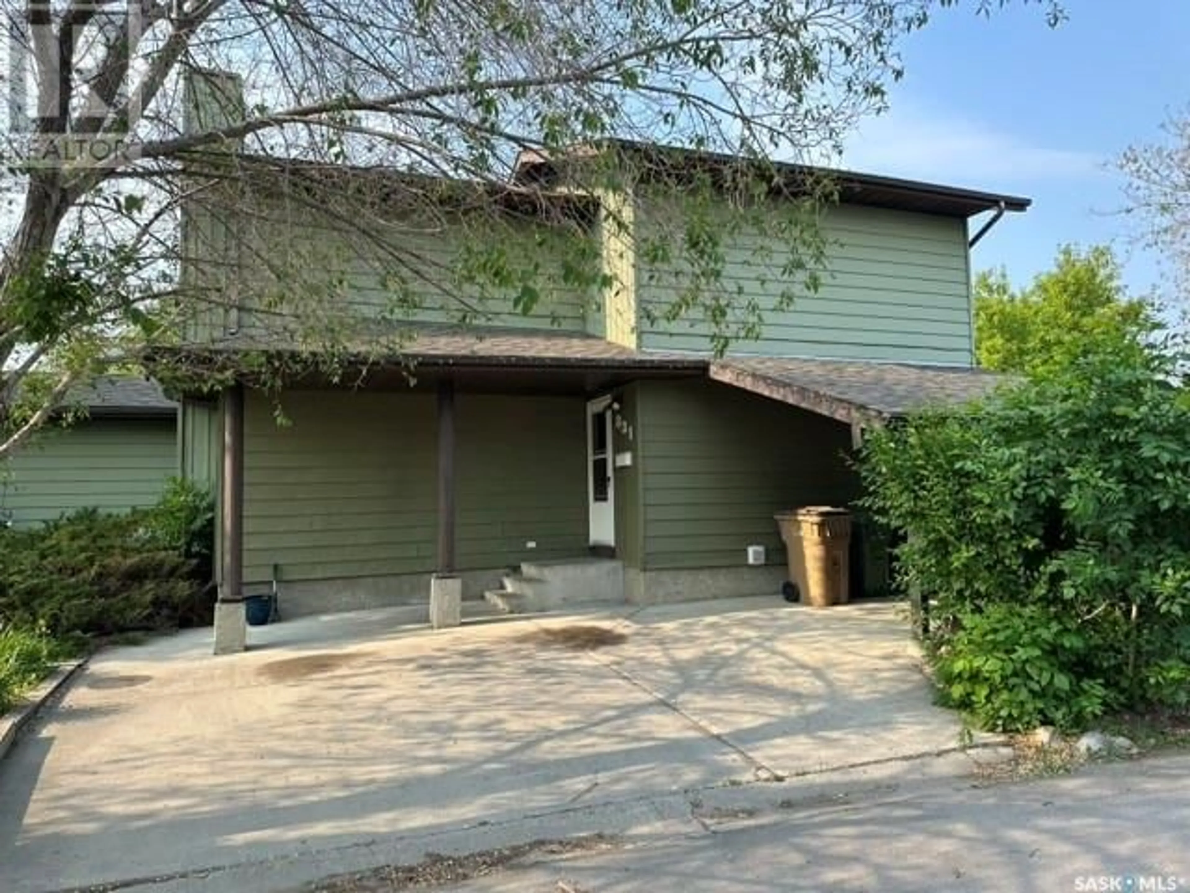 A pic from outside/outdoor area/front of a property/back of a property/a pic from drone, street for 831 DOLAN STREET, Regina Saskatchewan S4X1T6