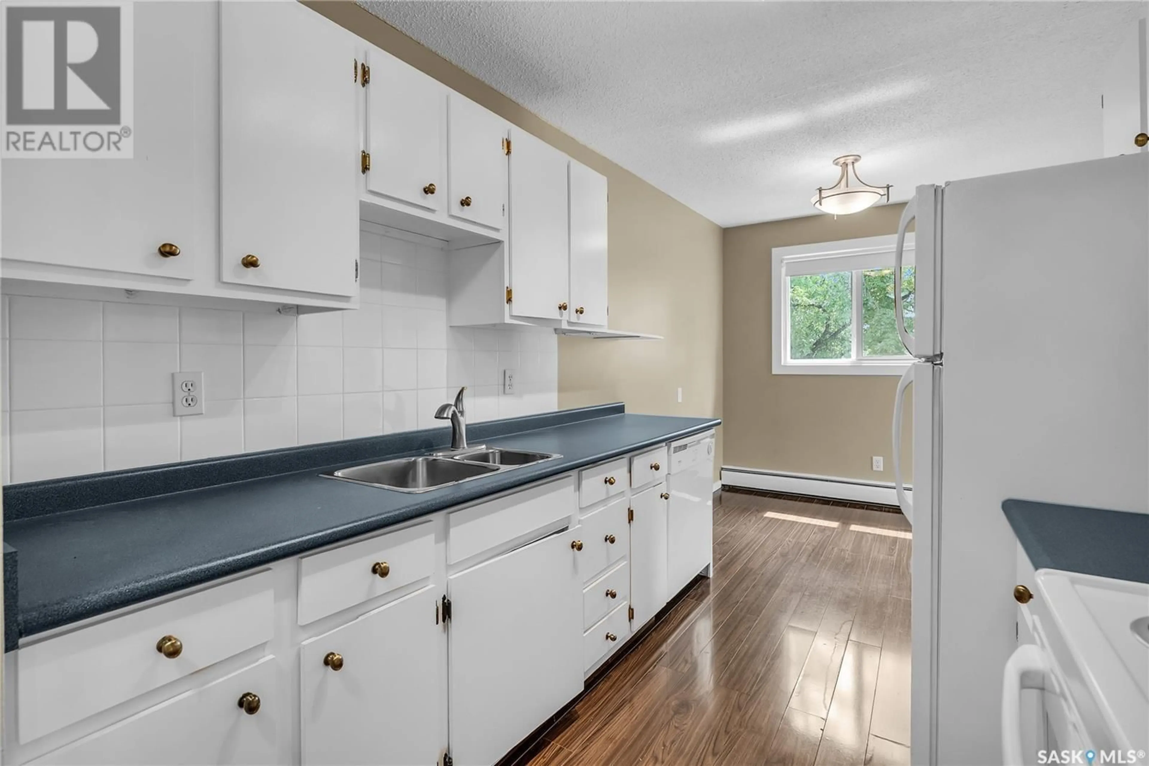 Standard kitchen, unknown for E - 20 719 10TH STREET, Saskatoon Saskatchewan S7H0H2
