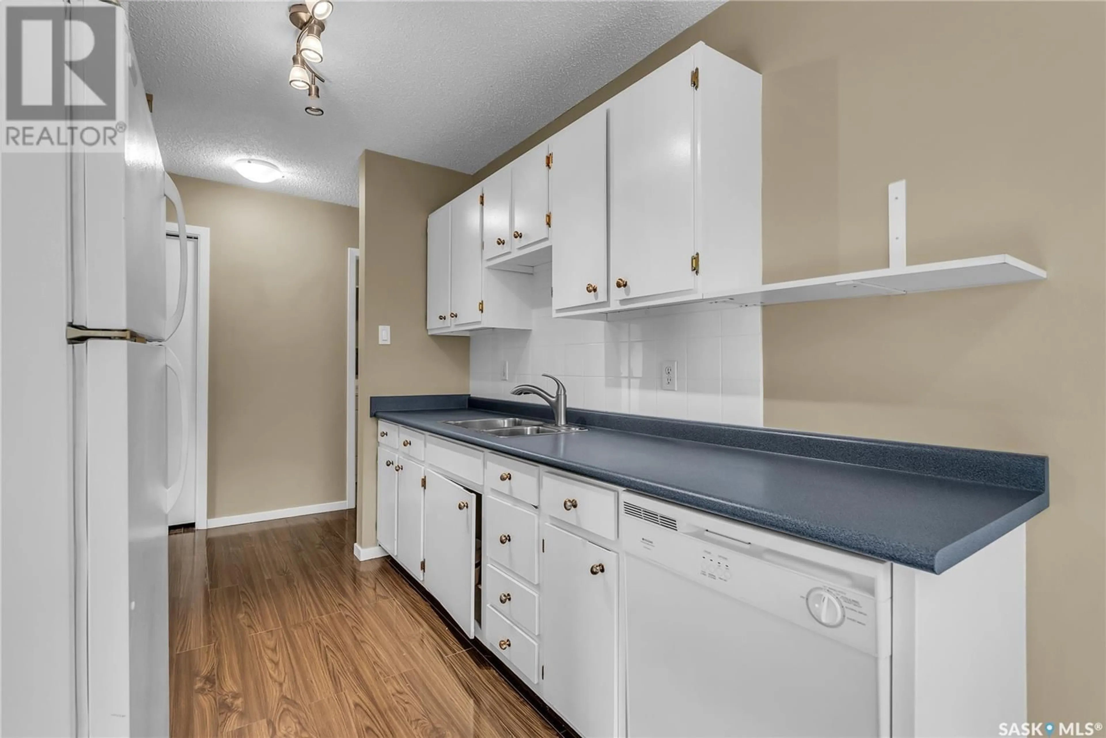 Standard kitchen, unknown for E - 20 719 10TH STREET, Saskatoon Saskatchewan S7H0H2