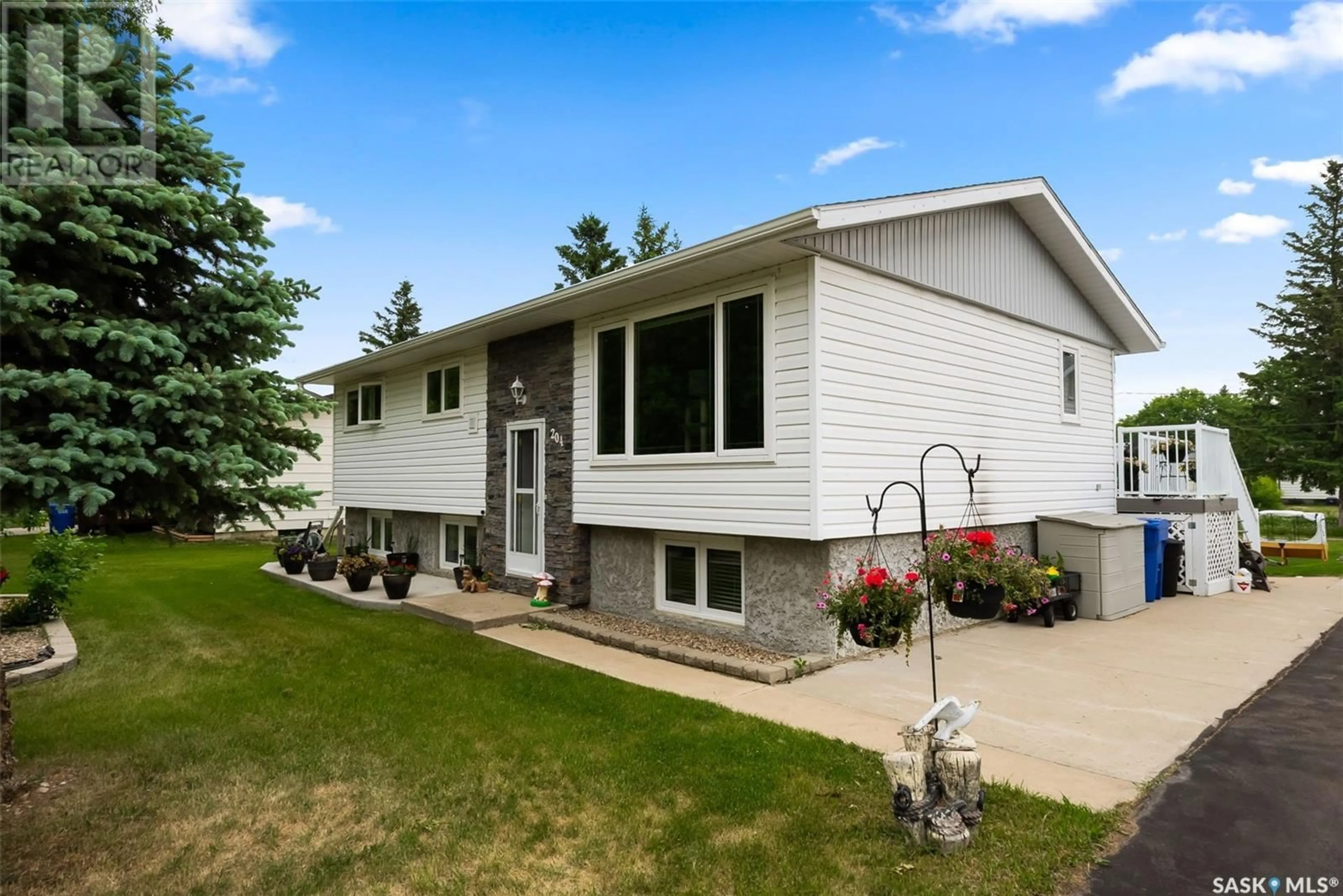 Home with vinyl exterior material, street for 204 3RD STREET, Ituna Saskatchewan S0A1N0
