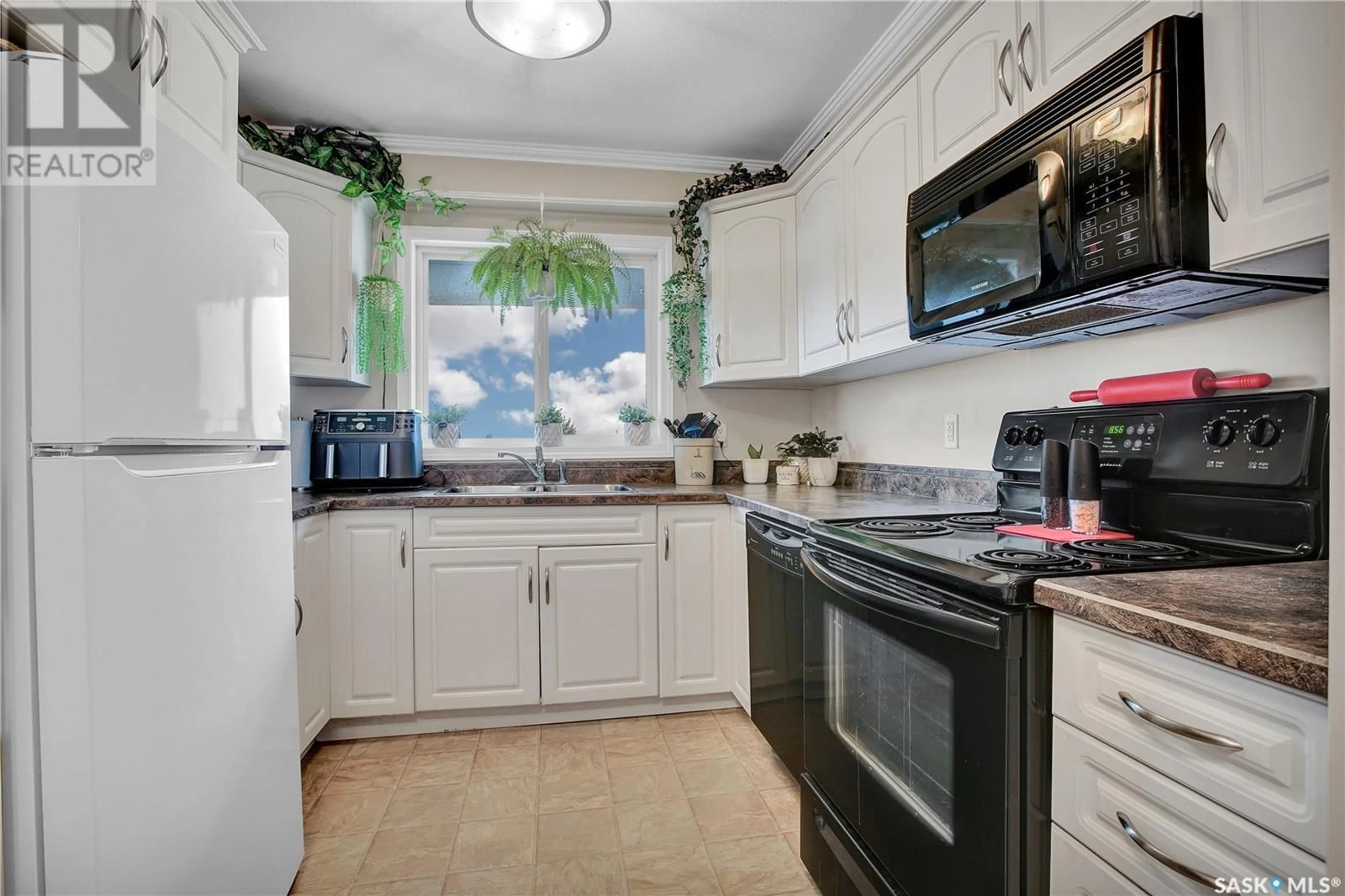 Standard kitchen, ceramic/tile floor for 600 - 412 CENTENNIAL BOULEVARD, Warman Saskatchewan S0K4S1