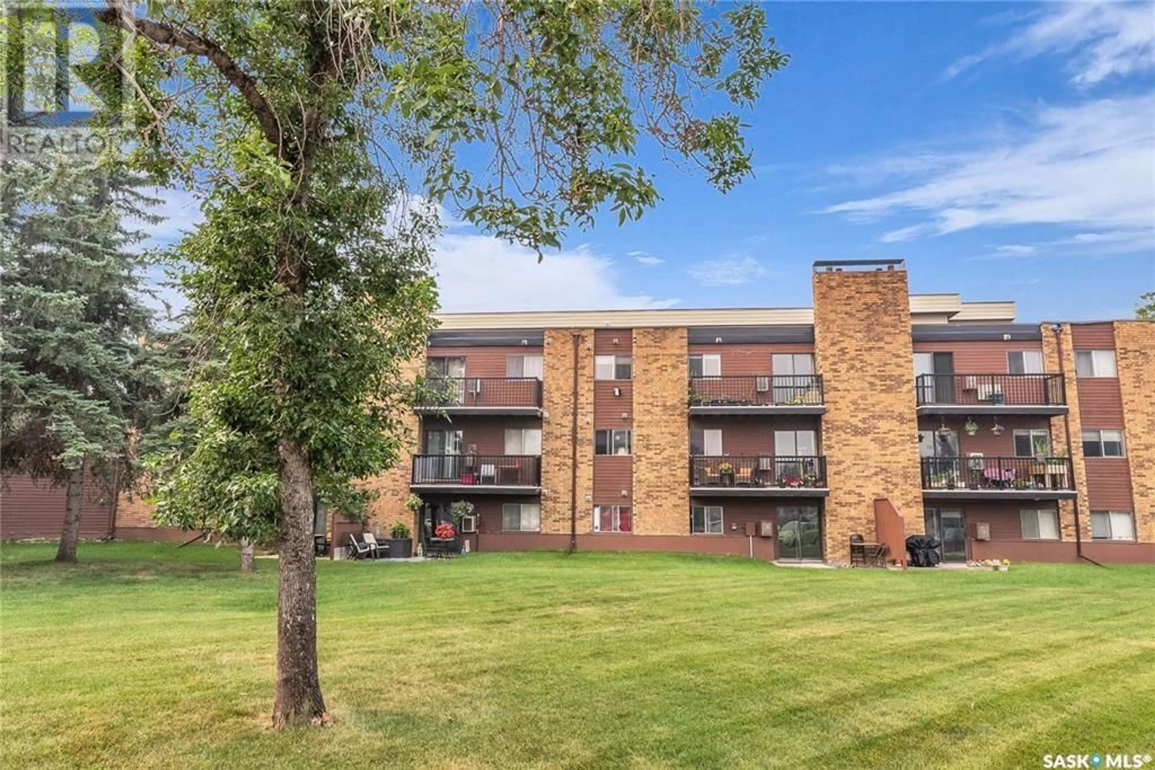 A pic from outside/outdoor area/front of a property/back of a property/a pic from drone, unknown for A - 802 KINGSMERE BOULEVARD, Saskatoon Saskatchewan S7J4B7