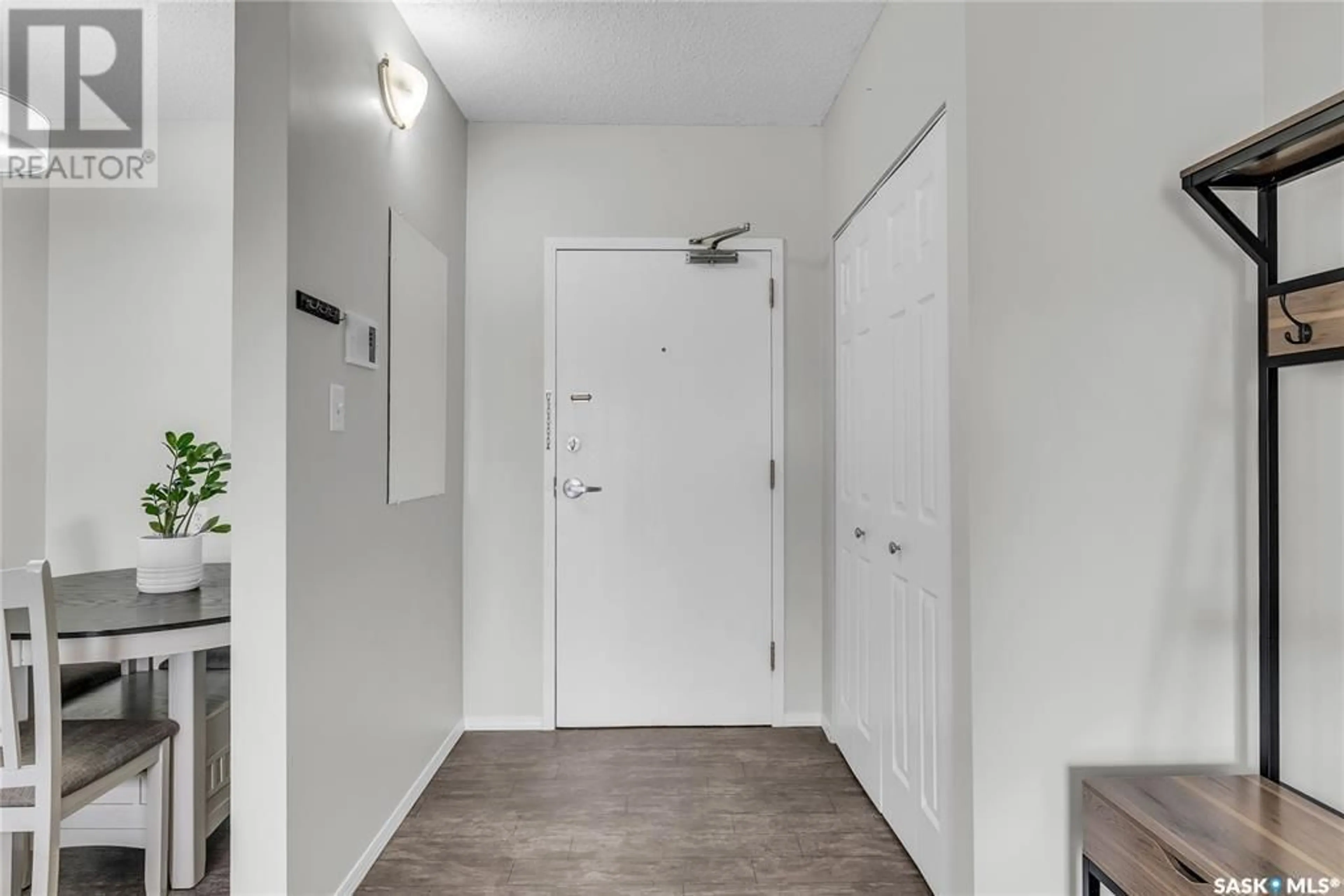 Indoor entryway for A - 802 KINGSMERE BOULEVARD, Saskatoon Saskatchewan S7J4B7