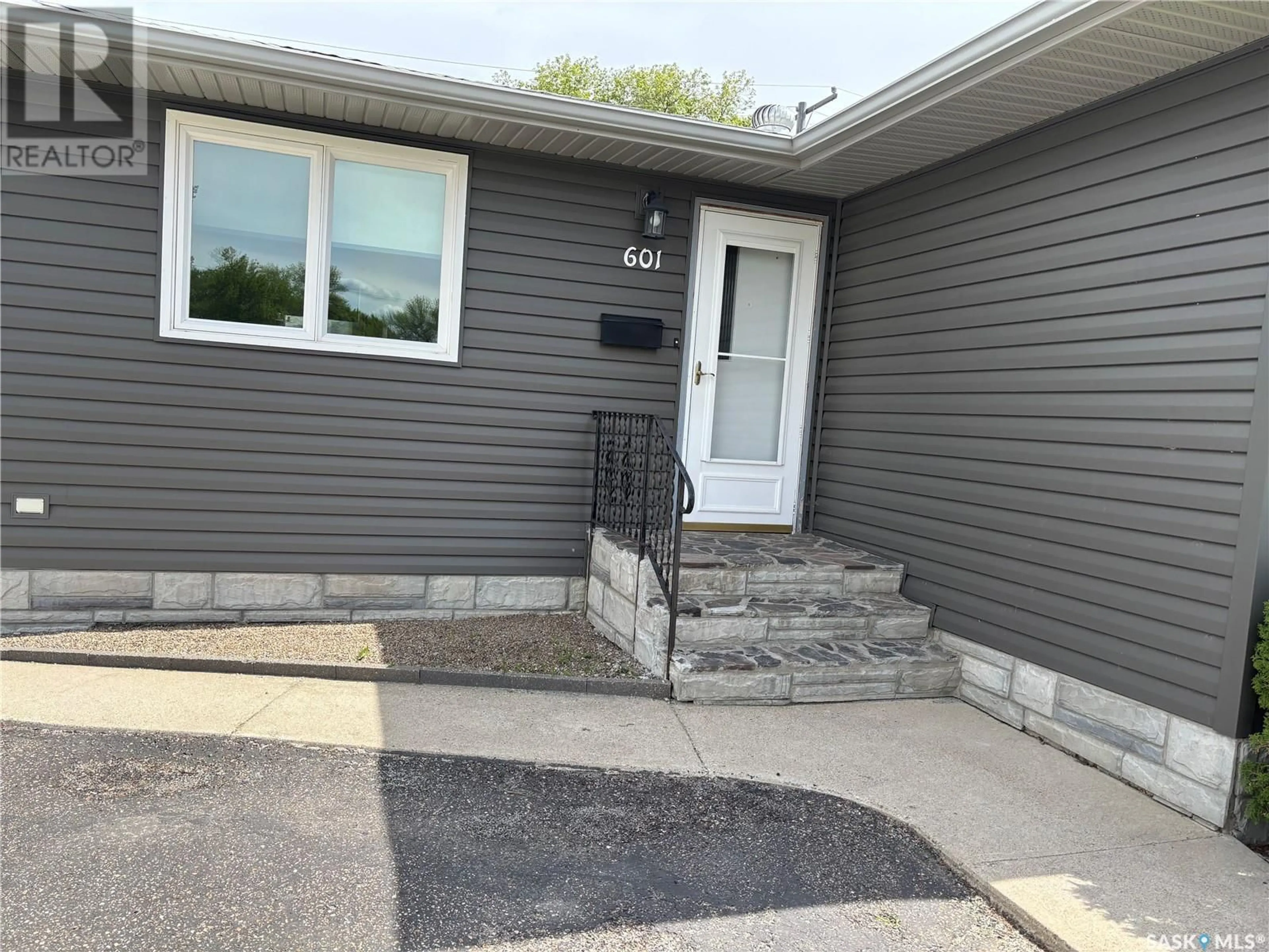 Home with vinyl exterior material, street for 601 2ND AVENUE, Swift Current Saskatchewan S9H3J9