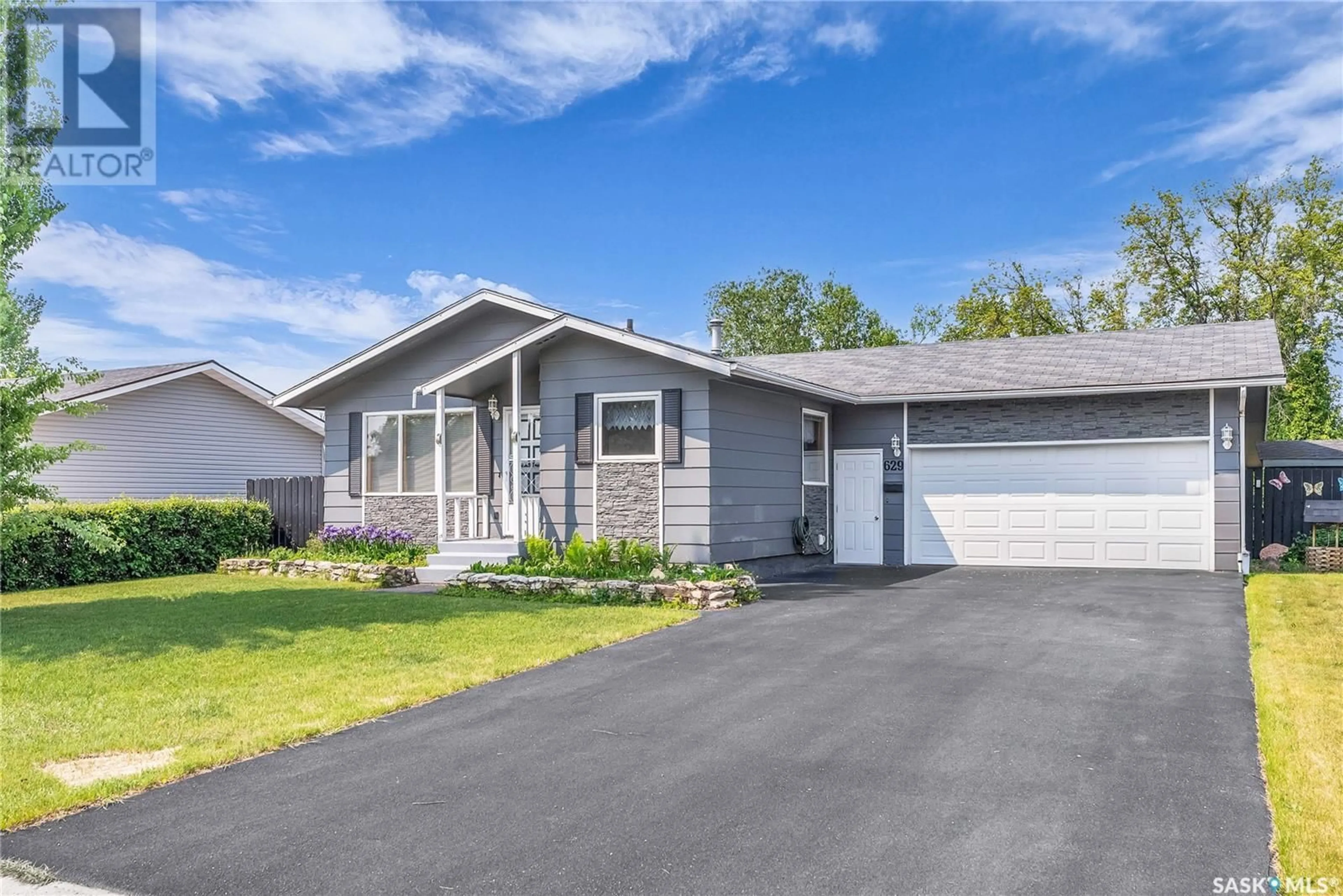 Home with vinyl exterior material, street for 629 16TH STREET, Humboldt Saskatchewan S0K2A0