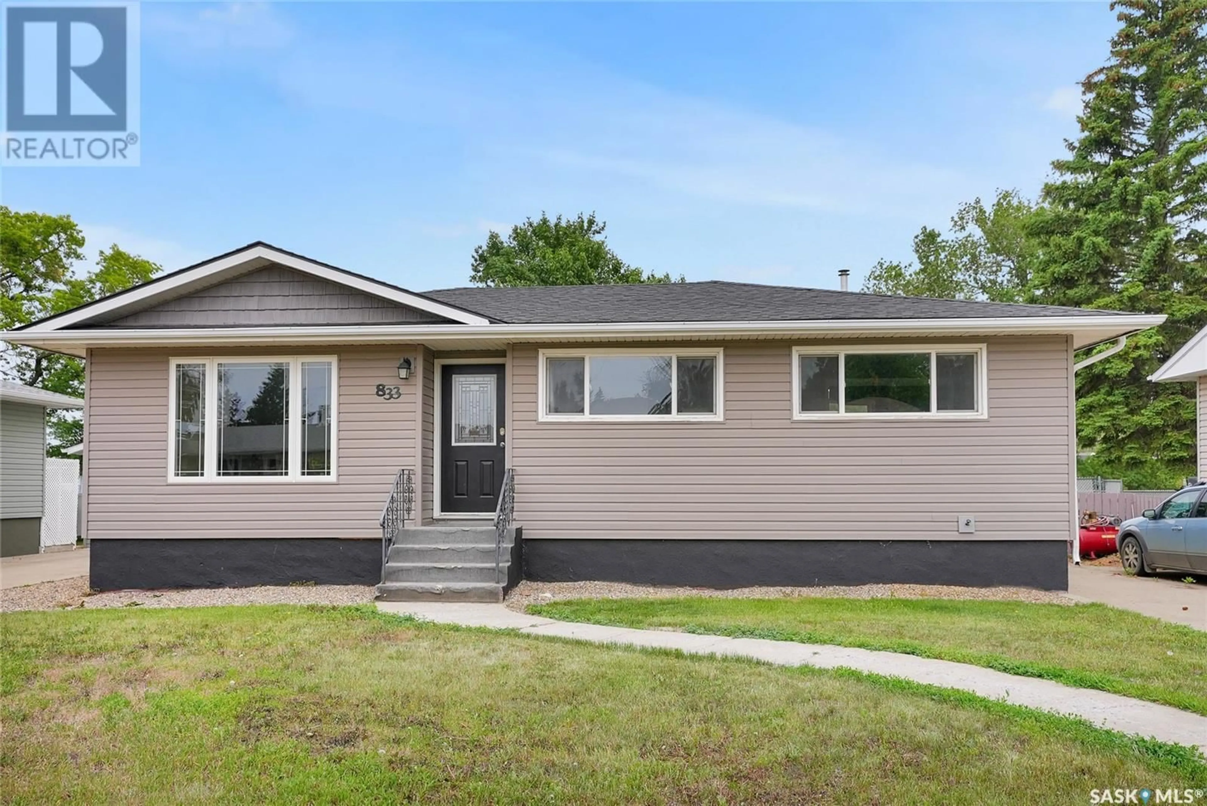 Home with vinyl exterior material, street for 833 KEITH STREET, Moose Jaw Saskatchewan S6H5R4