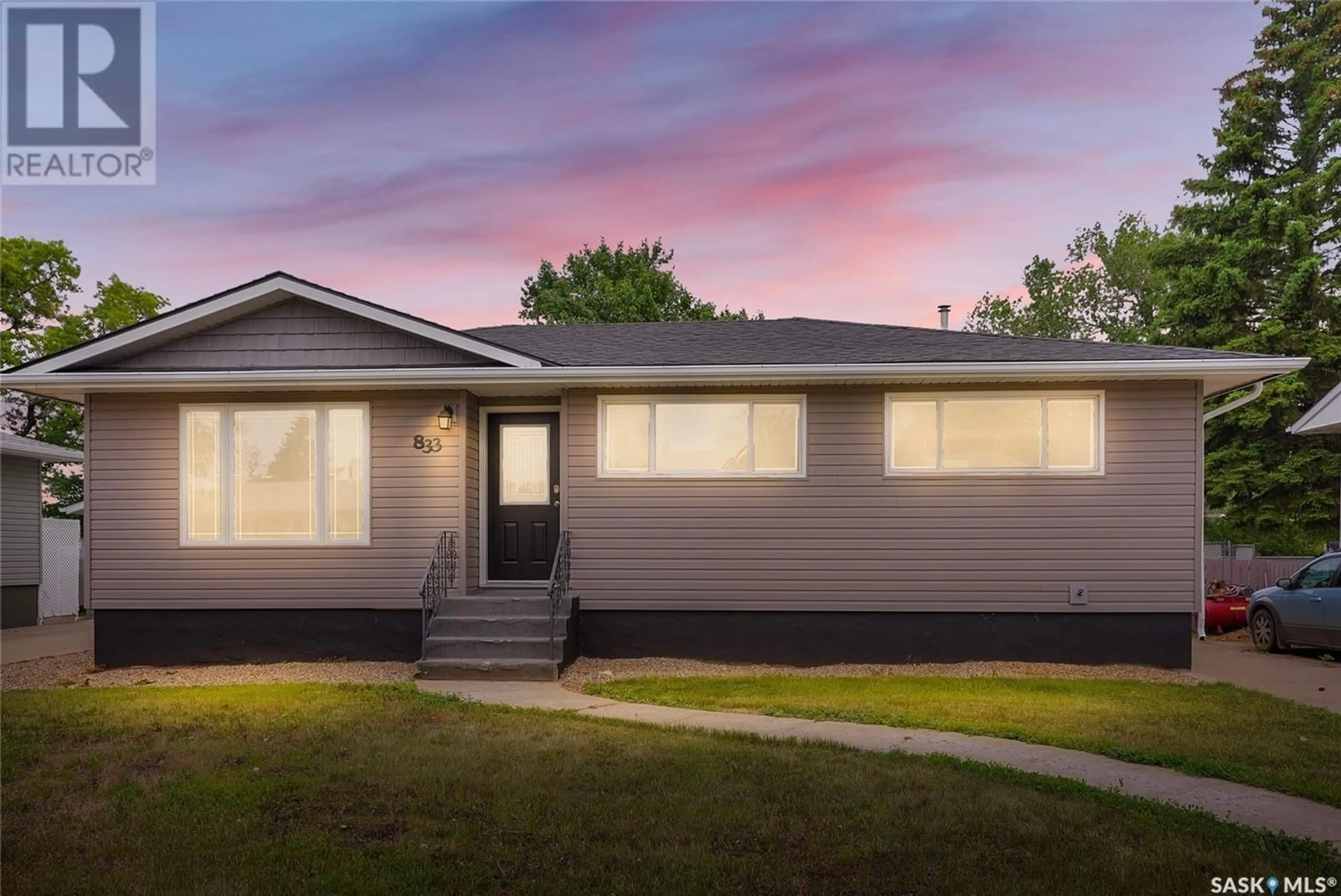 Home with vinyl exterior material, street for 833 KEITH STREET, Moose Jaw Saskatchewan S6H5R4