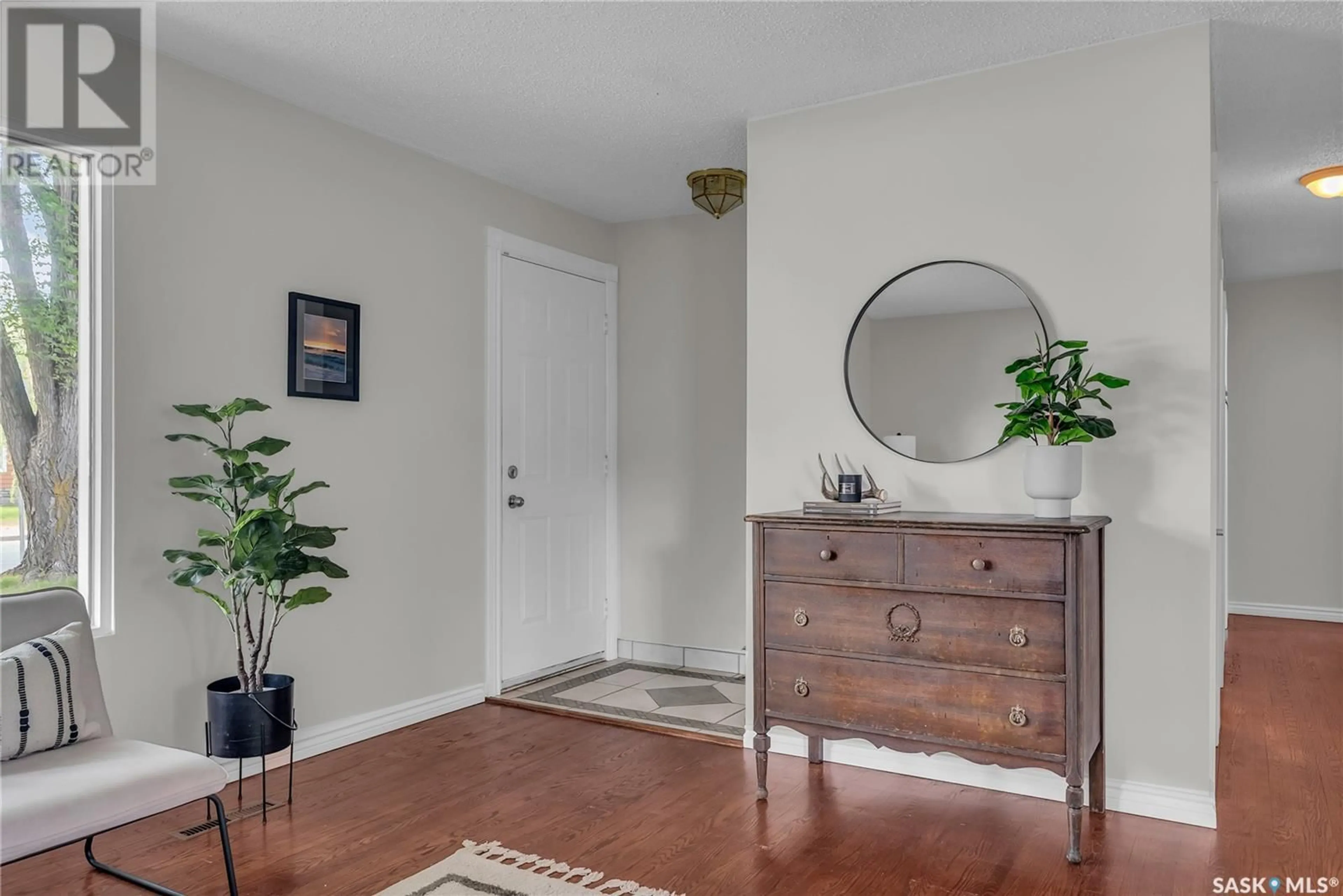 Indoor entryway for 102 GROSVENOR CRESCENT, Saskatoon Saskatchewan S7J2S2