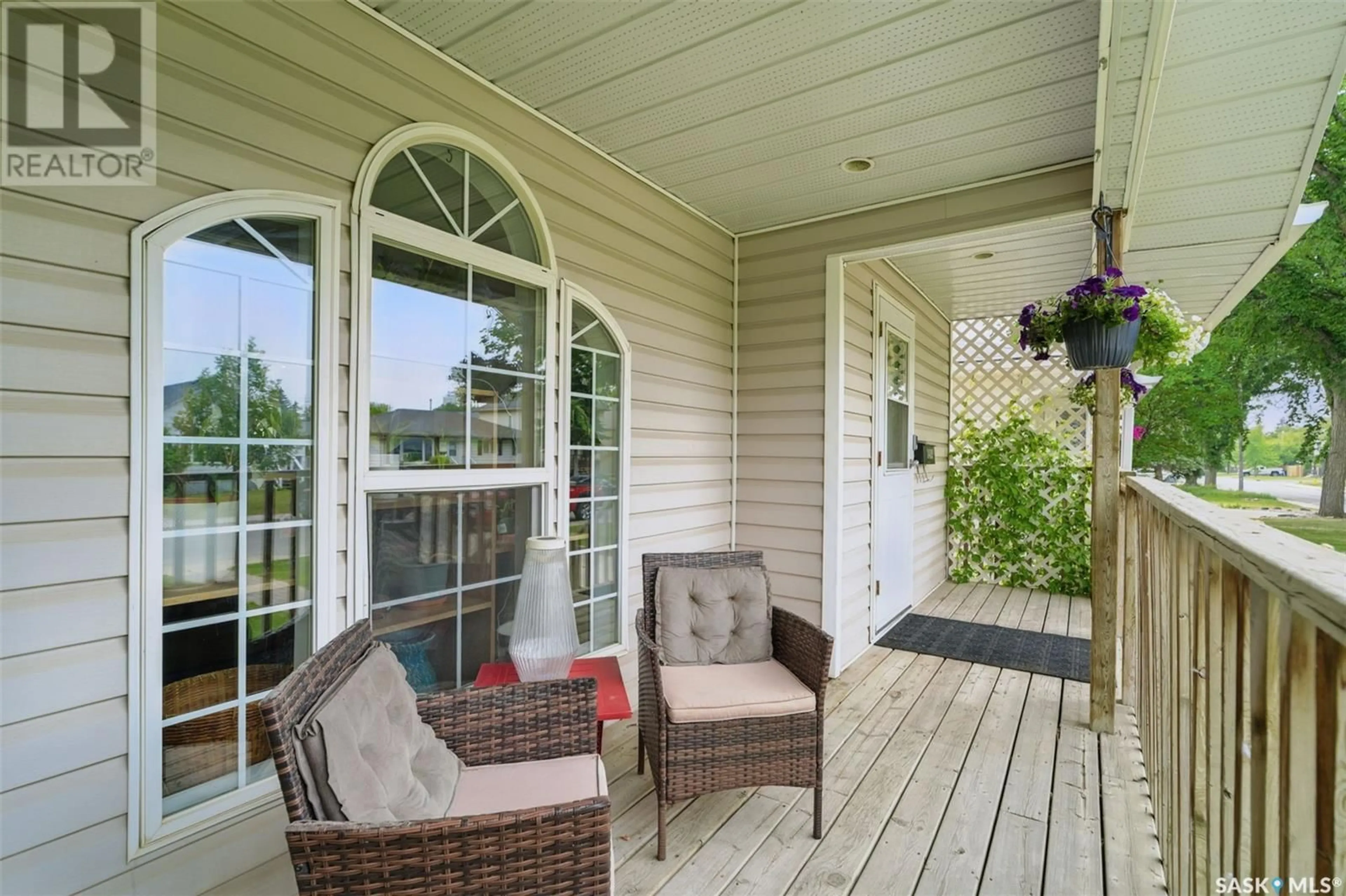 Patio, water/lake/river/ocean view for 1400 6TH AVENUE, Saskatoon Saskatchewan S7K2T8