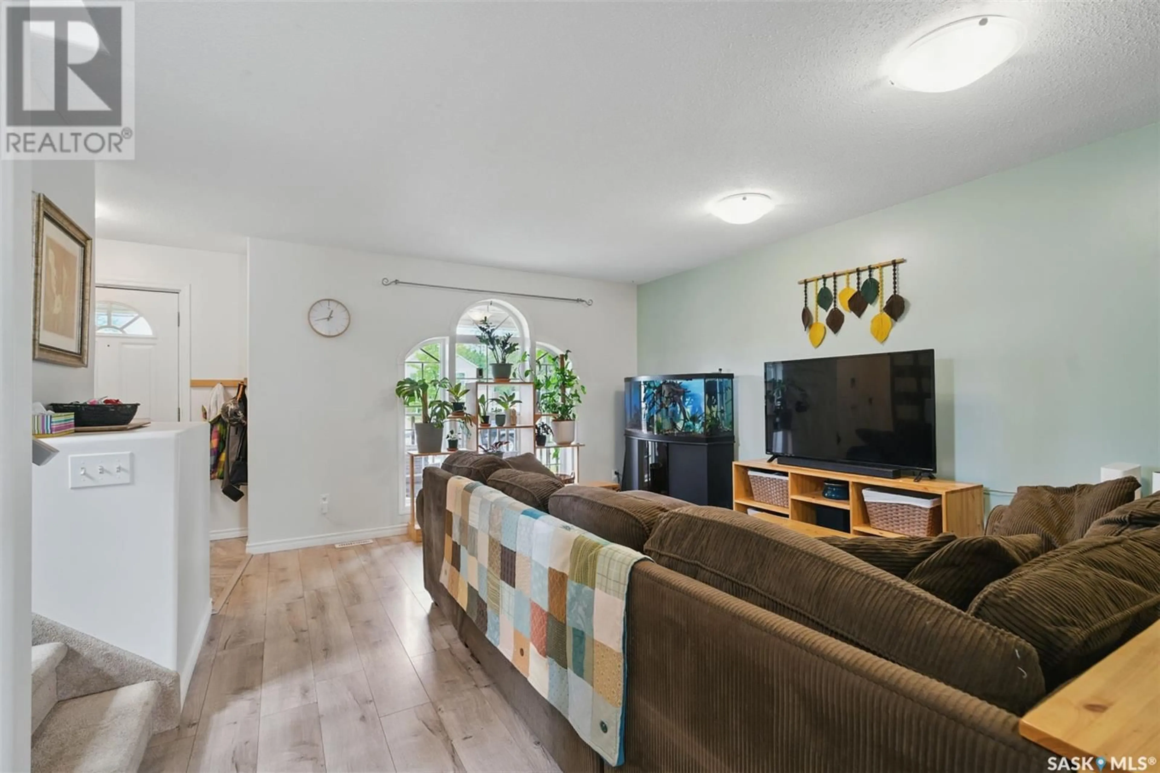 Living room with furniture, unknown for 1400 6TH AVENUE, Saskatoon Saskatchewan S7K2T8