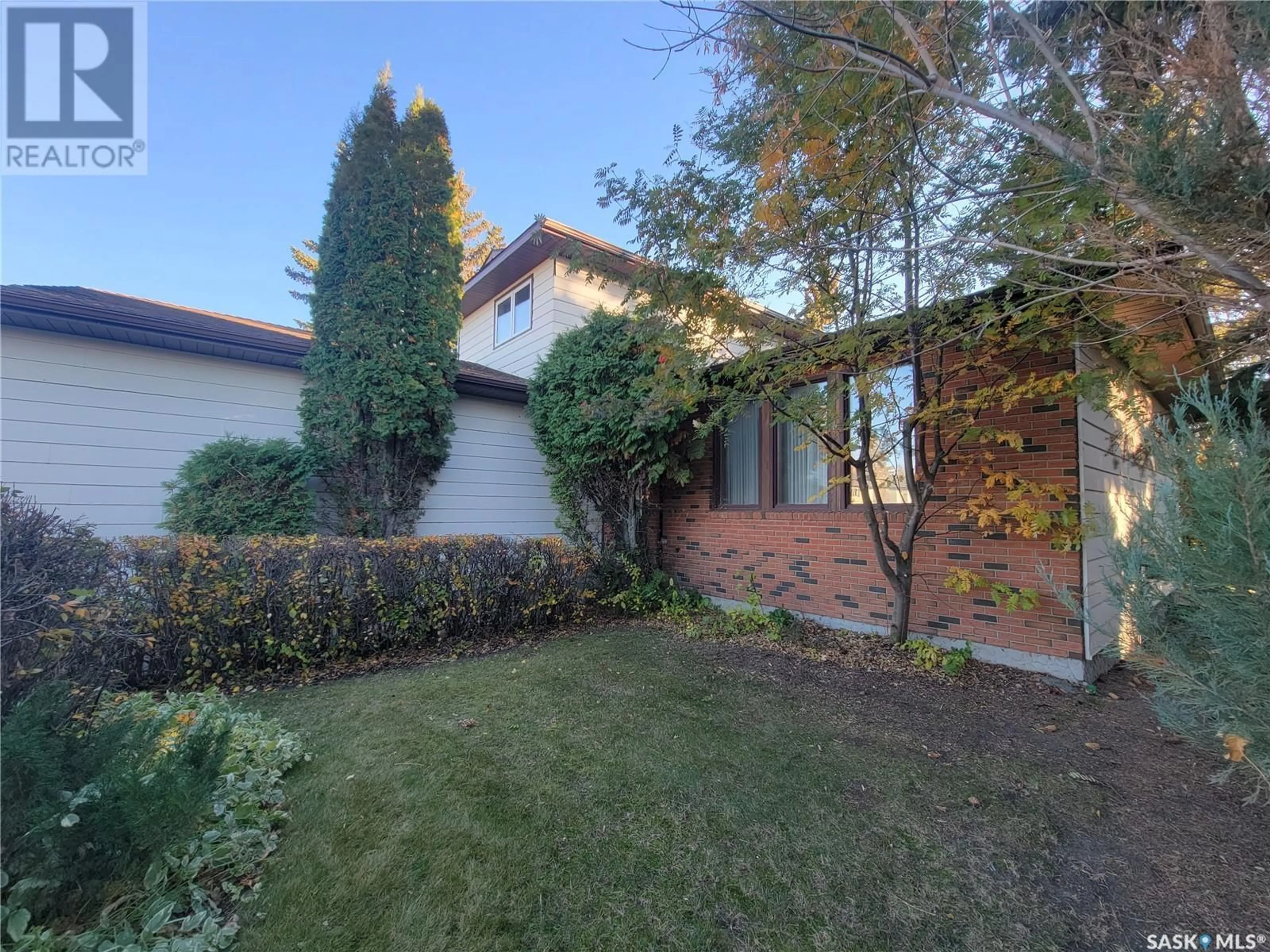 A pic from outside/outdoor area/front of a property/back of a property/a pic from drone, street for 5002 POST PLACE, Macklin Saskatchewan S0L2C0