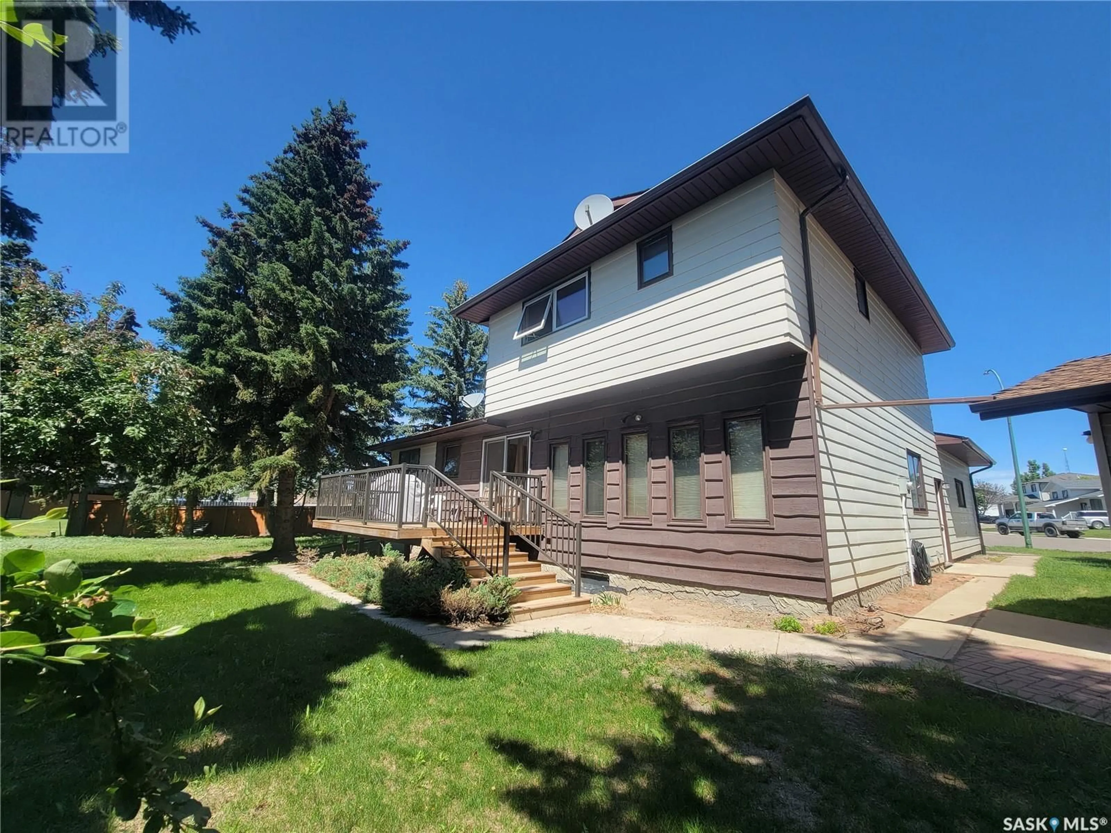 A pic from outside/outdoor area/front of a property/back of a property/a pic from drone, unknown for 5002 POST PLACE, Macklin Saskatchewan S0L2C0