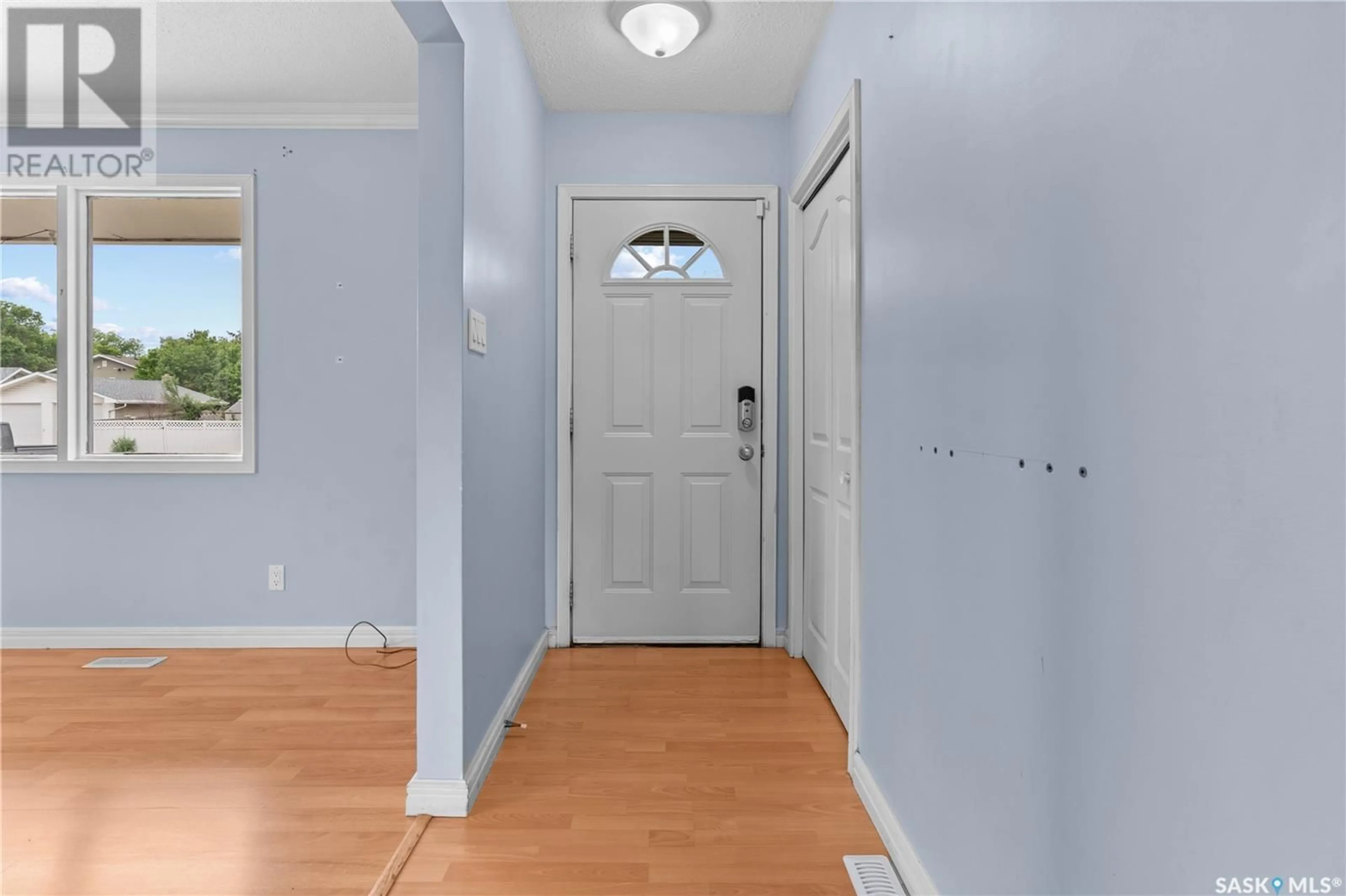 Indoor entryway for 60 RITCHIE CRESCENT, Regina Saskatchewan S4R5A4