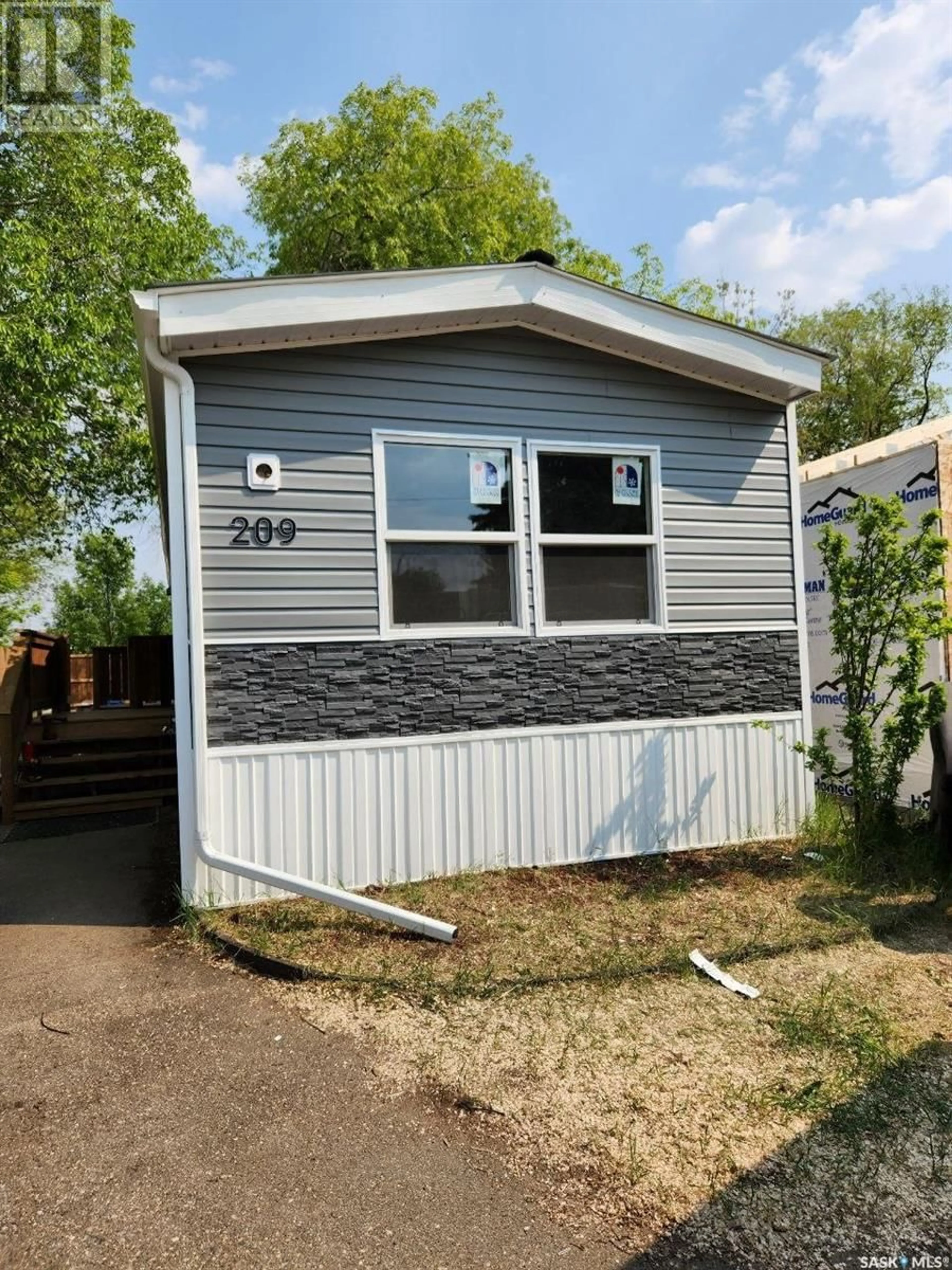 Home with vinyl exterior material, street for 209 - 1524 RAYNER AVENUE, Saskatoon Saskatchewan S7N1Y1